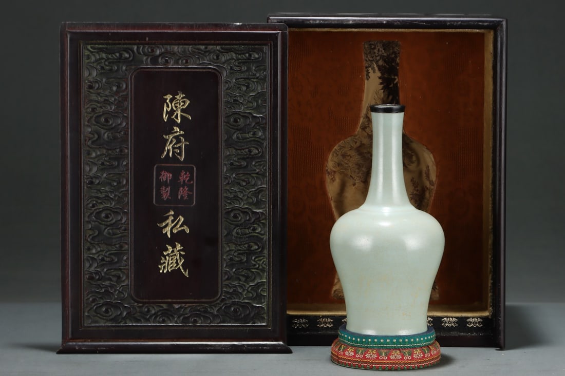 An Exquisite Ru yao Vase with an Imperial Poem by Emperor Qianlong: An Exquisite Ru yao Vase with an Imperial Poem by Emperor Qianlong,Song Dynasty, China,Size:9.3inx4.6in 汝窑瓶带乾隆题诗,中国宋代