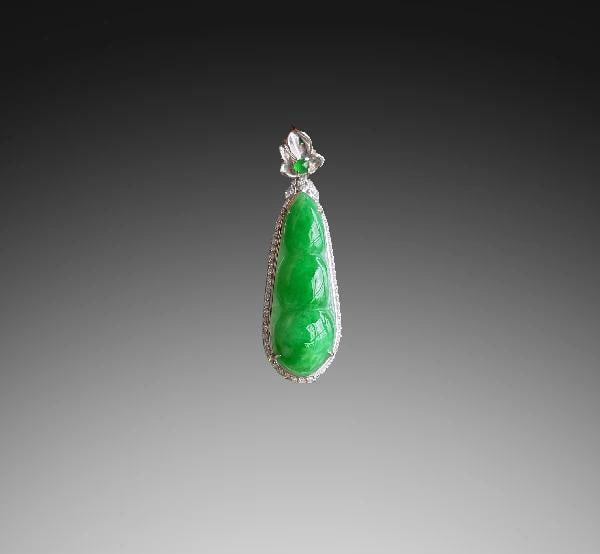 An Exquisite Diamond Inlaid Jadeite Fortune Bean Pendant: An Exquisite Diamond Inlaid Jadeite Fortune Bean Pendant,Size:1.4inx0.5inx0.3in,1inx0.4inx0.1in 钻石镶满绿福豆吊坠