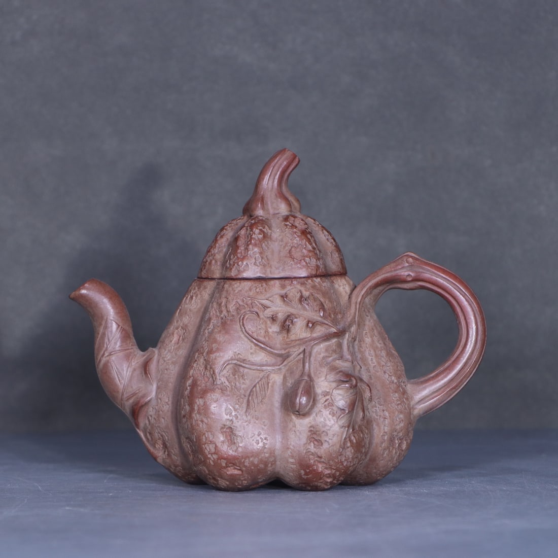 An Exquisite Purple Sands Pumpkin-Shaped Teapot: An Exquisite Purple Sands Pumpkin-Shaped Teapot,Qing Dynasty, China,With Mark,Size:4.5inx5.6in 紫砂南瓜壶,中国清代,带款