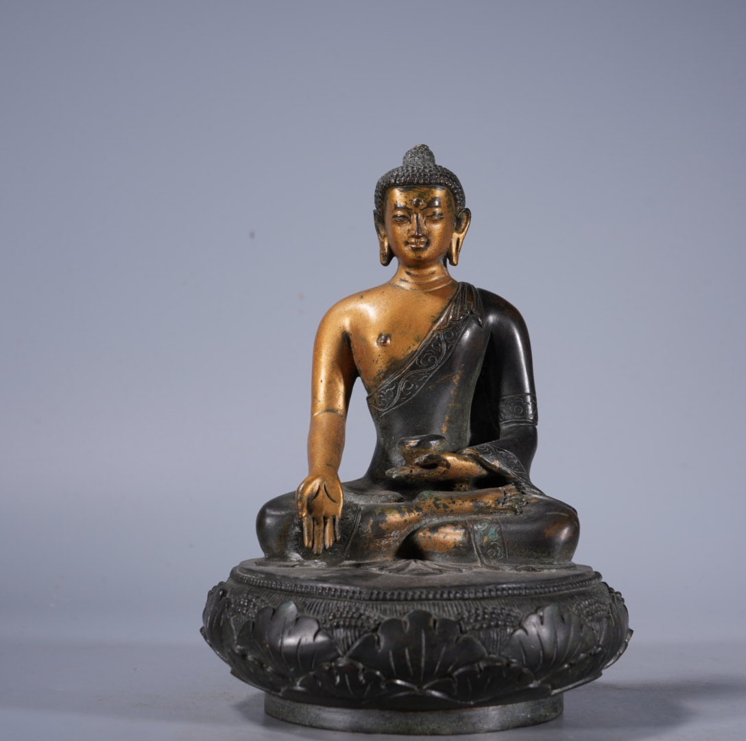 An Exquisite Coppery Buddha statue Ornament: An Exquisite Coppery Buddha statue Ornament,Ming Dynasty, China,Size:5.9inx4.3in,Weight:1535g 紫铜造佛像摆件,中国明代