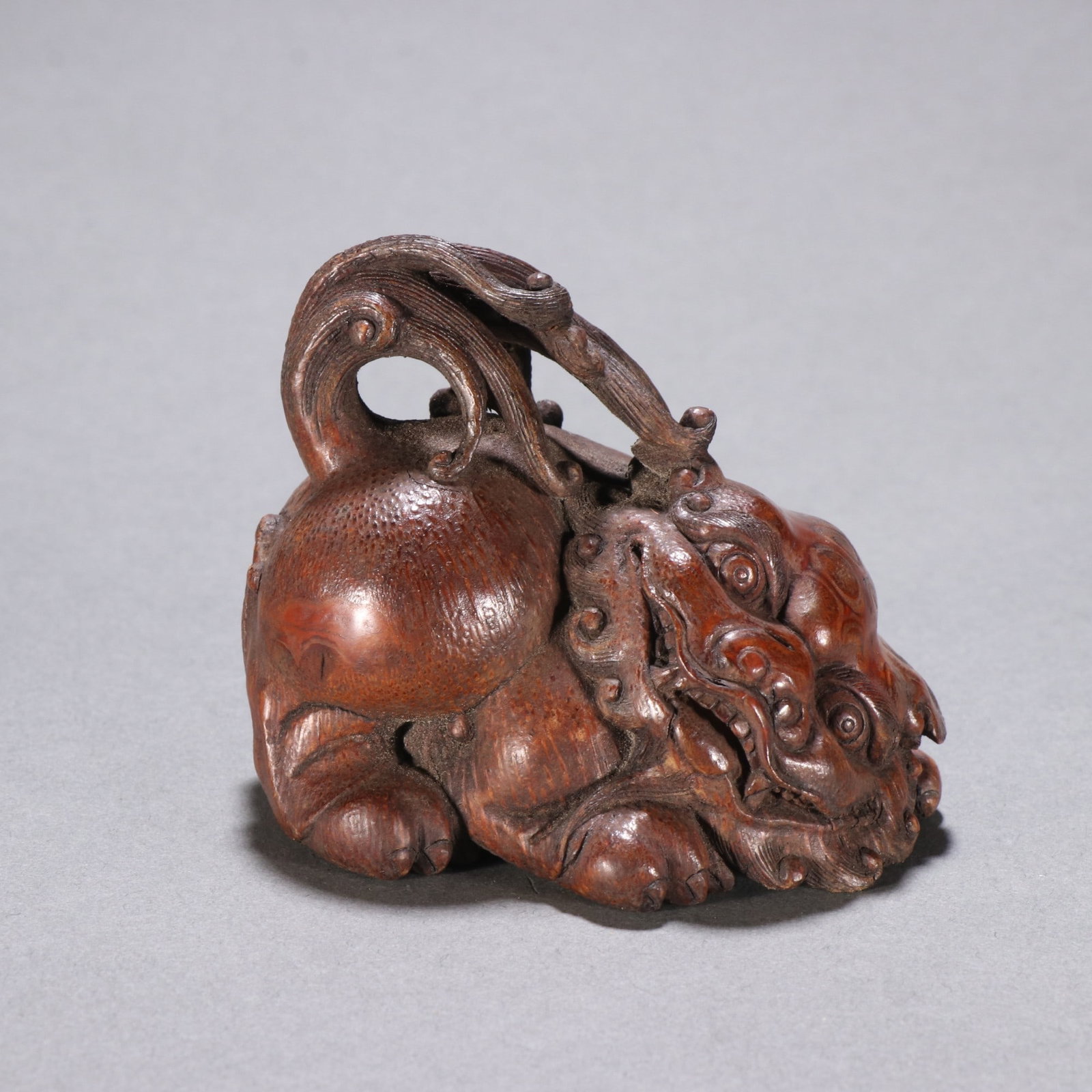 An Exquisite Bamboo Carved Lion Ornament: An Exquisite Bamboo Carved Lion Ornament,Qing Dynasty, China,Size:2.8inx3.3in 竹雕狮摆件,中国清代
