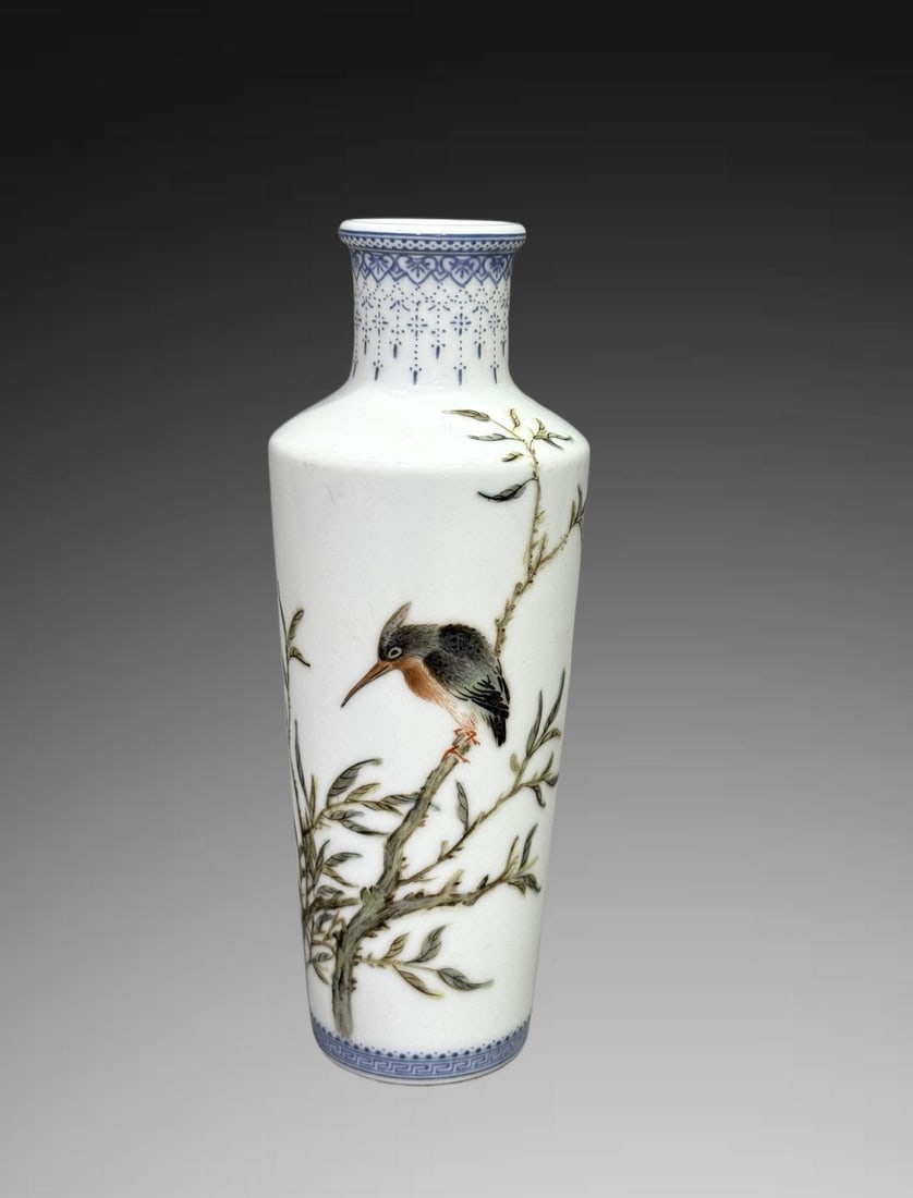 An Exquisite Famille-Rose Flower and Bird Pattern Vase: An Exquisite Famille-Rose Flower and Bird Pattern Vase,Republic of China,With Mark,Size:6.1in 粉彩花鸟纹瓶,民国,带款