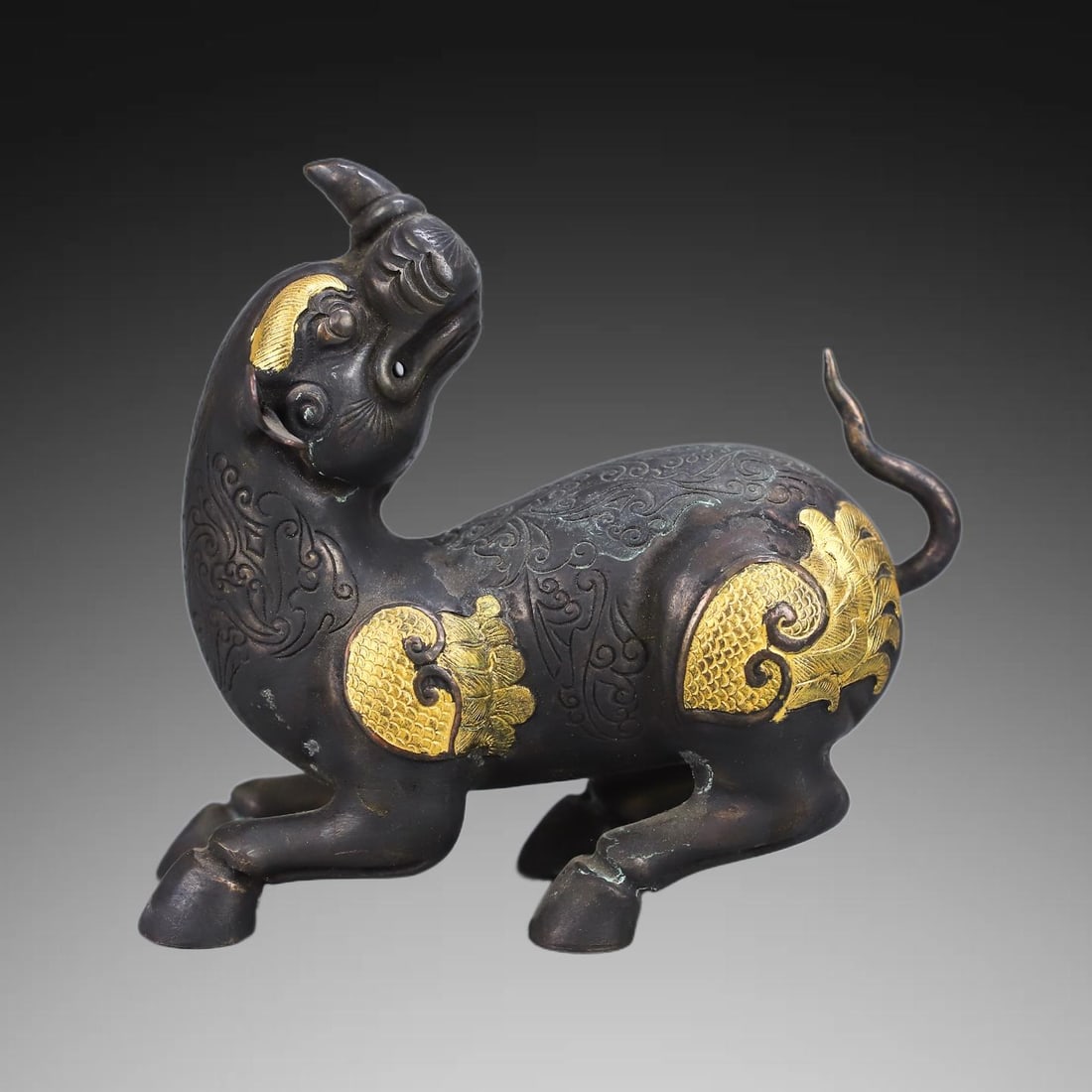 An Exquisite Gilt Bronze Auspicious Beast Ornament: An Exquisite Gilt Bronze Auspicious Beast Ornament,Han Dynasty, China,Size:4.7inx4.7in ,Weight:413g 铜鎏金瑞兽摆件,中国汉代