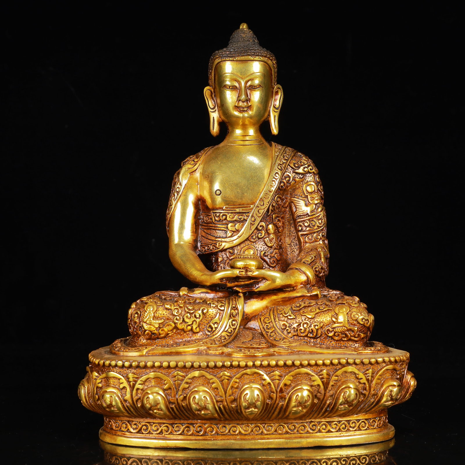 An Exquisite Gilt Bronze Statue of Sakyamuni: An Exquisite Gilt Bronze Statue of Sakyamuni,Qing Dynasty,China,Size:6.7inx4.3inx8.7in,Weight:1400g 铜鎏金释迦摩尼像,中国清代