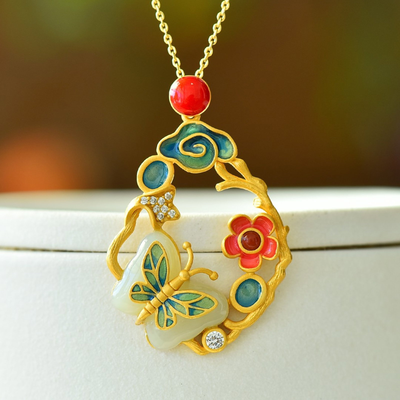 An Exquisite Sterling Silver-Gold Plated Inlaid White Jade Pendant: An Exquisite Sterling Silver-Gold Plated Inlaid White Jade Pendant,Size:0.6inx0.7in 纯银镀金镶白玉吊坠