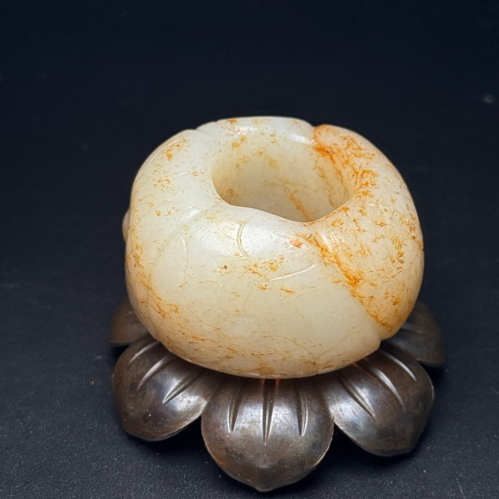 An Exquisite White Jade Thumb Ring - 3