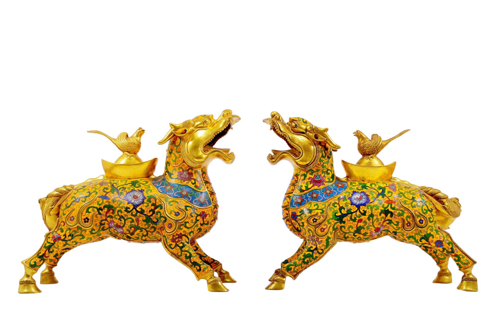 A pair of exquisite cloisonn?? unicorn ornaments: pair of exquisite cloisonné unicorn ornaments. The application of filigree technology makes the decoration of this collection more delicate and three-dimensional. This collectible is functional a