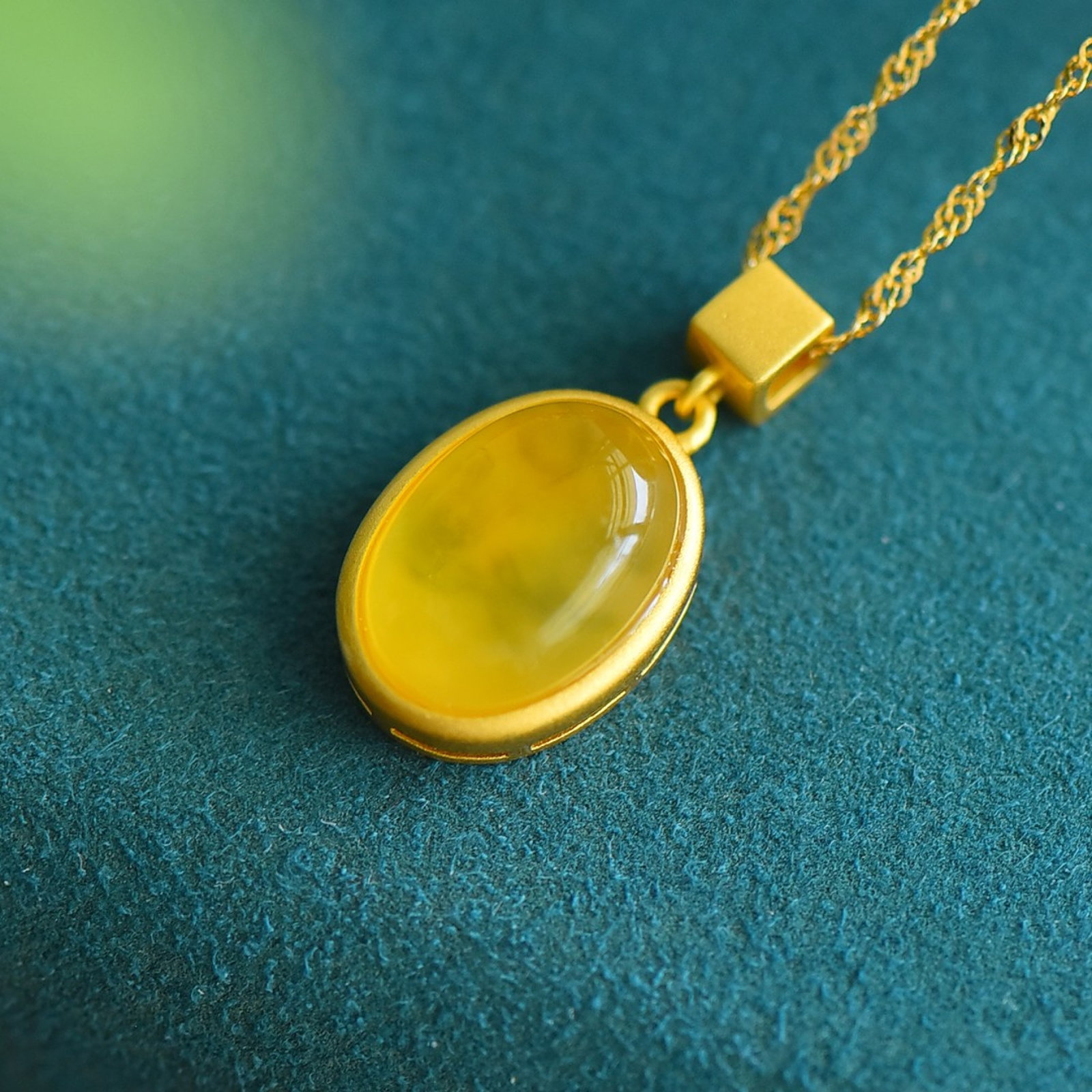 An Exquisite Sterling Silver-Gold Plated Inlaid Amber Pendant: An Exquisite Sterling Silver-Gold Plated Inlaid Amber Pendant,Size:0.4inx0.6in 纯银镀金镶琥珀吊坠