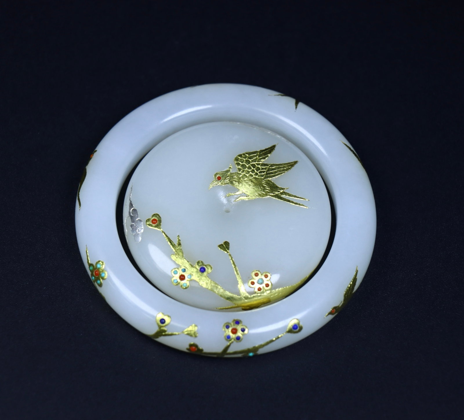 An Exquisite White Jade Inlaid Gold Flower Pattern Bracelet,with White Jade Inlaid Gold Flower and: An Exquisite White Jade Inlaid Gold Flower Pattern Bracelet,with White Jade Inlaid Gold Flower and Bird Pattern Pendant,Qing Dynasty,China,Size:(Bracelet)2.1in,(Pendant)2inx0.5in,Weight:120g 白&