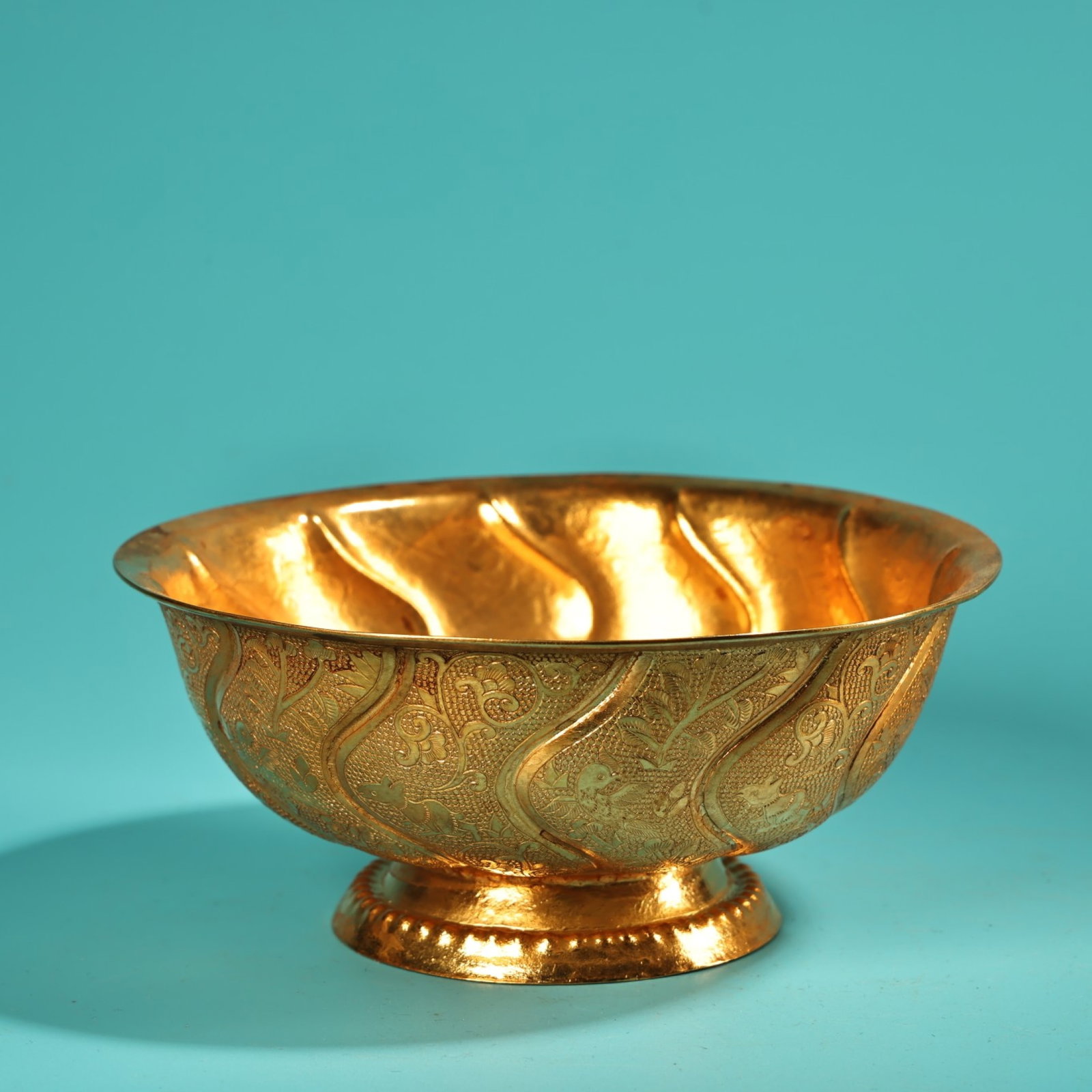 An Exquisite Gilt Bronze Flower and Bird Pattern Bowl: An Exquisite Gilt Bronze Flower and Bird Pattern Bowl,Tang Dynasty,China,Zhenguan Four-character Mark,Size:2.4inx5.3in,Weight:220g 铜鎏金花鸟纹碗,中