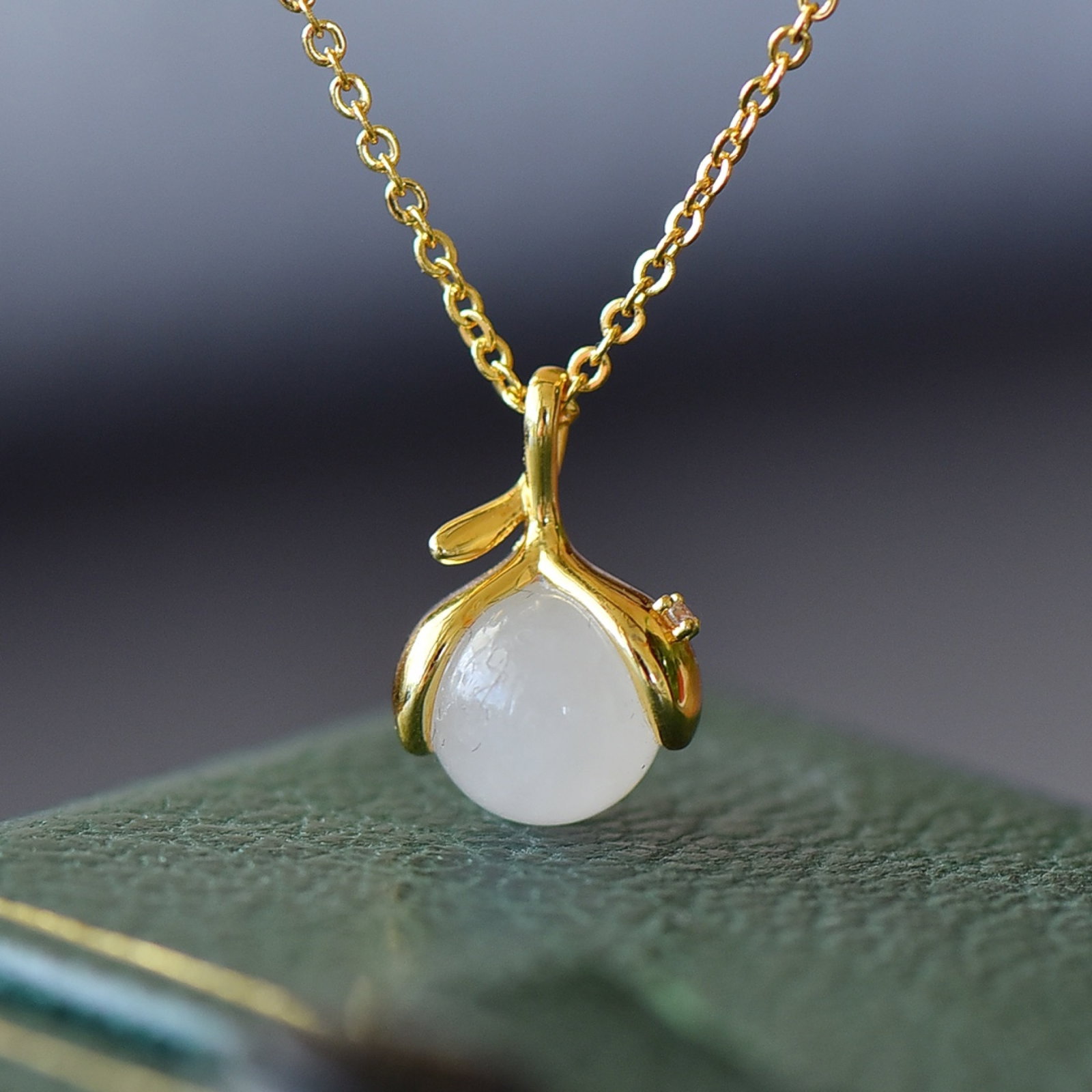 An Exquisite Bronze-Gold Plated Inlaid White Jade Necklace: An Exquisite Bronze-Gold Plated Inlaid White Jade Necklace,Size:0.3inx0.3in 铜镀金镶白玉项链
