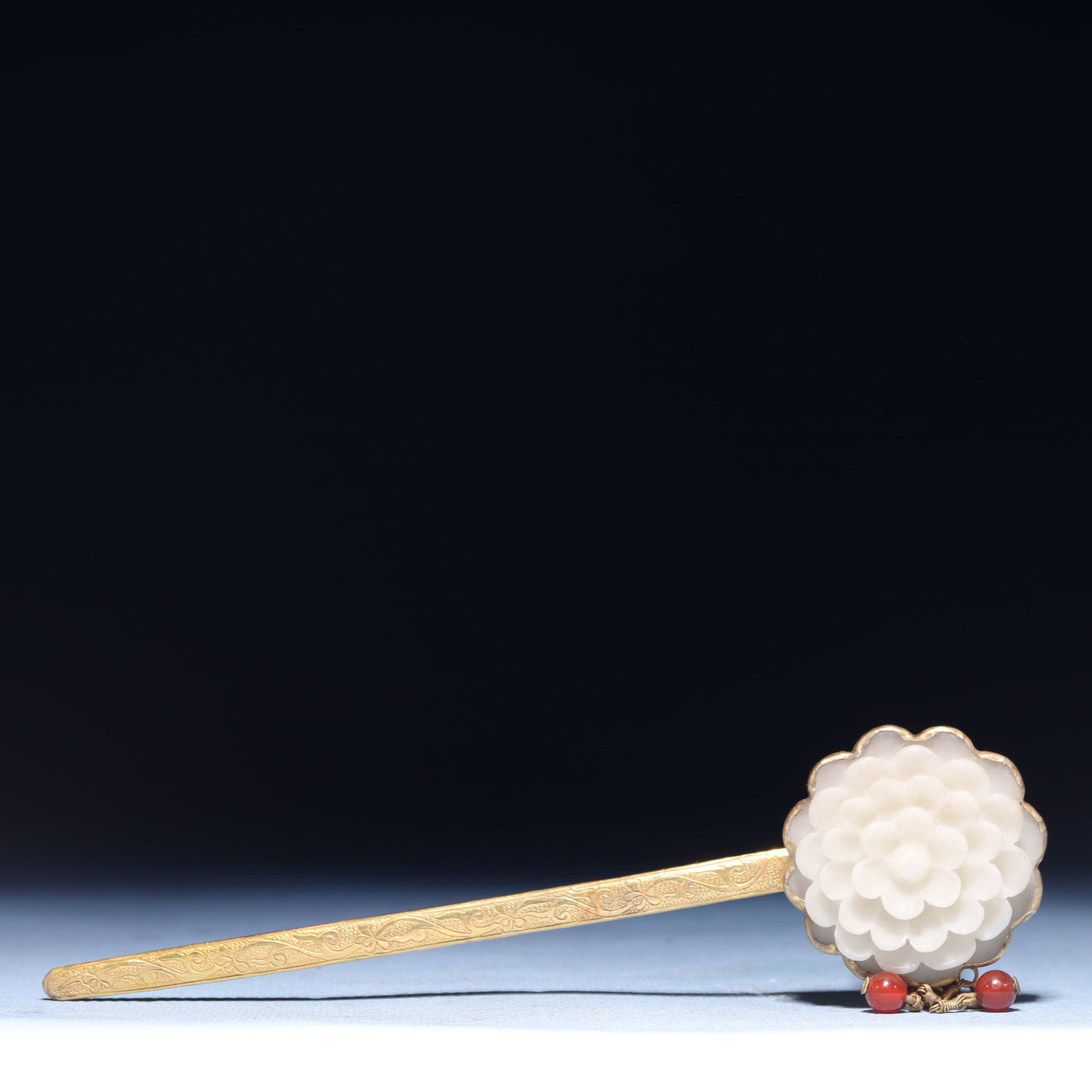 An Exquisite Gilt Silver Inlaid White Jade Flower Pattern Hairpin: An Exquisite Gilt Silver Inlaid White Jade Flower Pattern Hairpin,Qing Dynasty,China,Size:6.1inx1.6inx0.6in,Weight:41g 银鎏金嵌白玉花卉纹发&