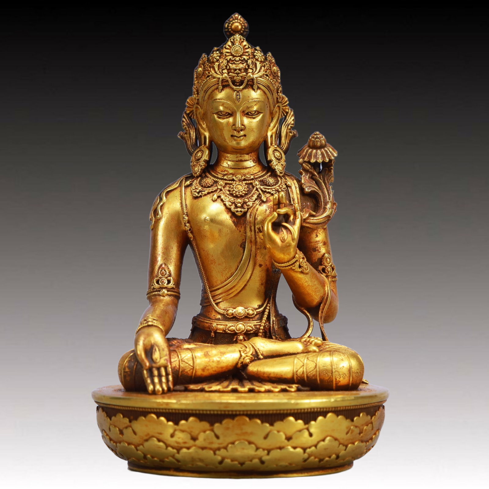 A Solemn Gilt Bronze Statue of Avalokitesvara: A Solemn Gilt Bronze Statue of Avalokitesvara,Ming Dynasty, China,Yongle Six-character Mark,Size:3.7inx5.9in,Weight:1650g 铜鎏金观音像,中国明É