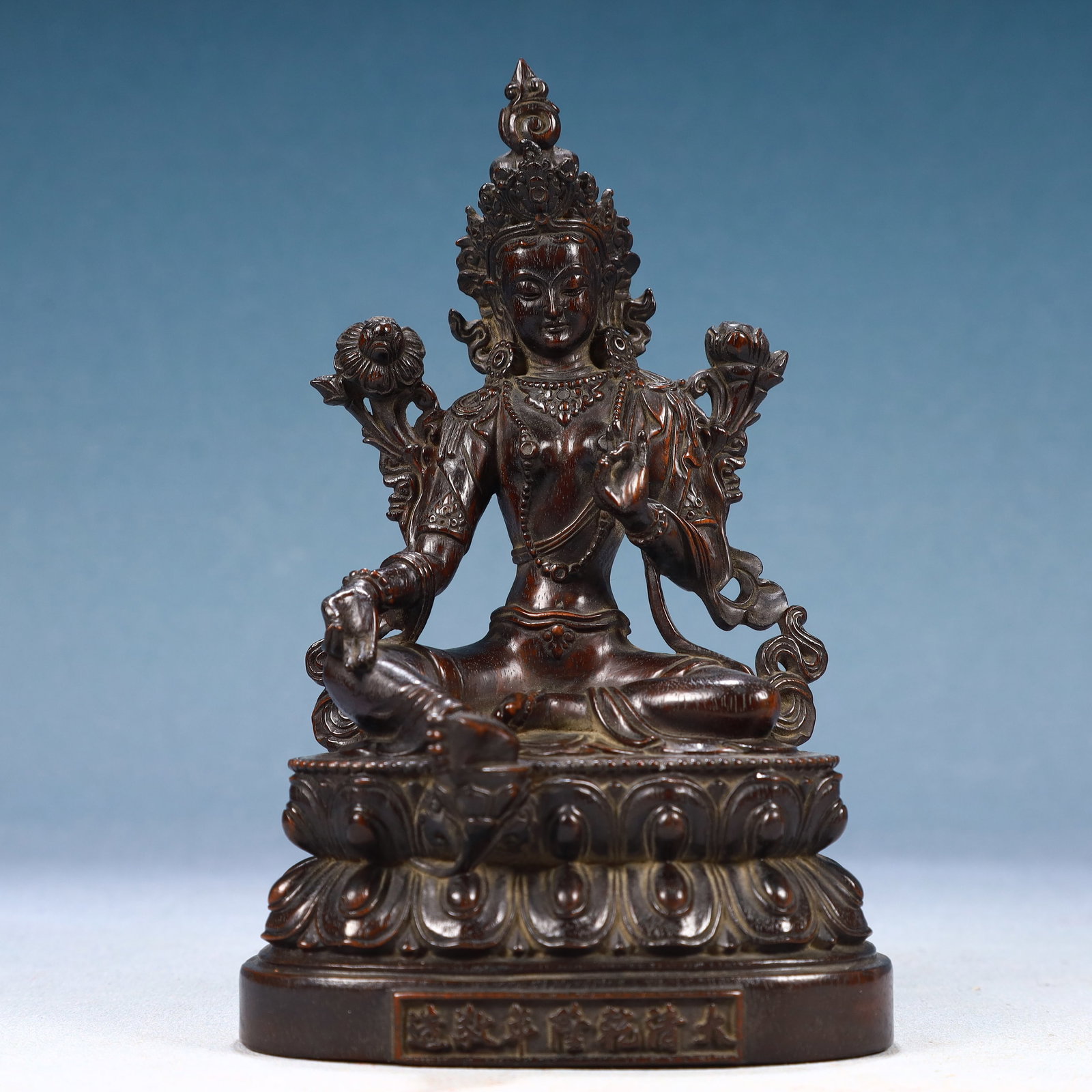 An Exquisite Zitanwood Statue of Avalokitesvara: An Exquisite Zitanwood Statue of Avalokitesvara,Qing Dynasty, China,Size:4.3inx3.1inx7.1in,Weight:350g 紫檀木观音像,中国清代