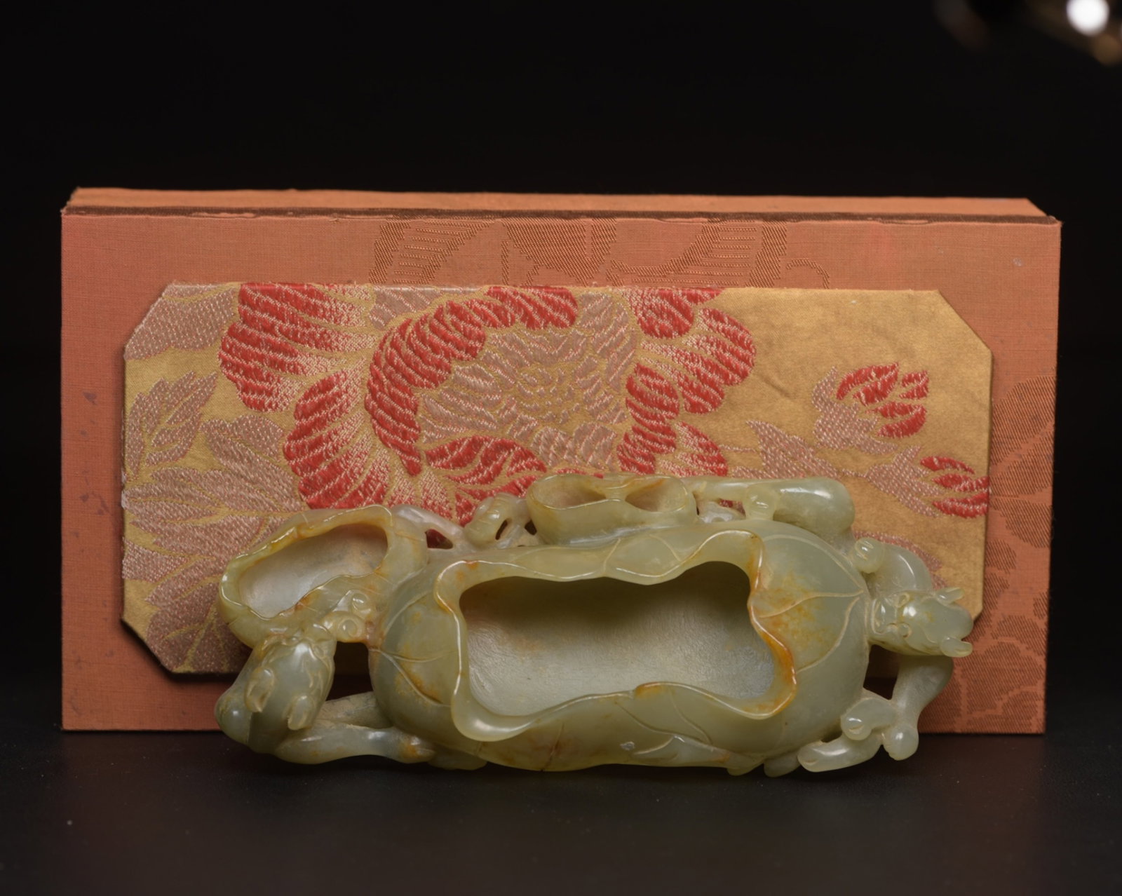 An Exquisite White Jade Figure Pattern Brush Washer: An Exquisite White Jade Figure Pattern Brush Washer,Qing Dynasty,China,Size:6.7inx2.8inx1.3in,Weight:309g 白玉人物纹笔洗,中国清代