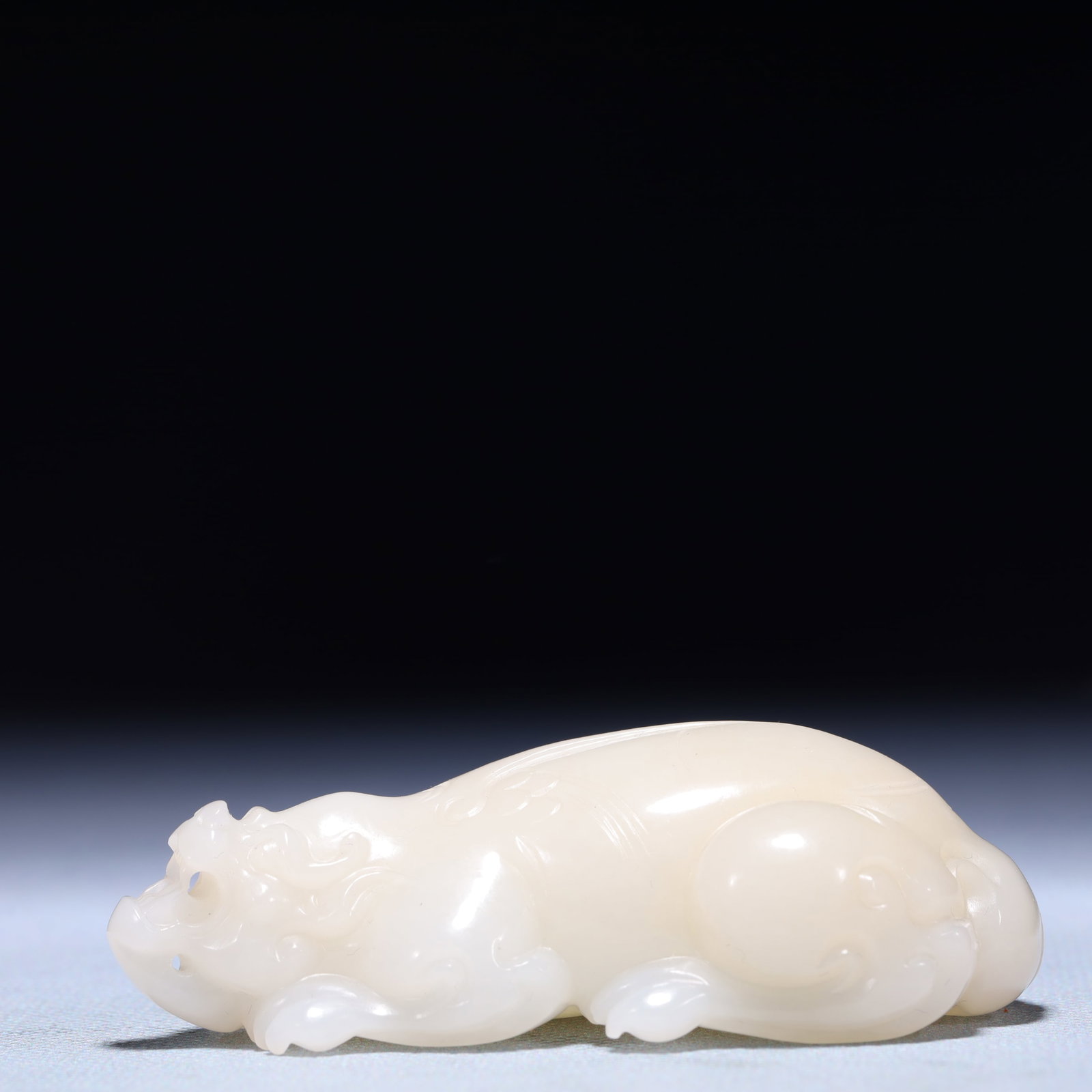 An Exquisite White Jade Beast Ornament: An Exquisite White Jade Beast Ornament,Qing Dynasty,China,Size:3.3inx1.8inx0.8in,Weight:148.7g 白玉兽摆件,中国清代