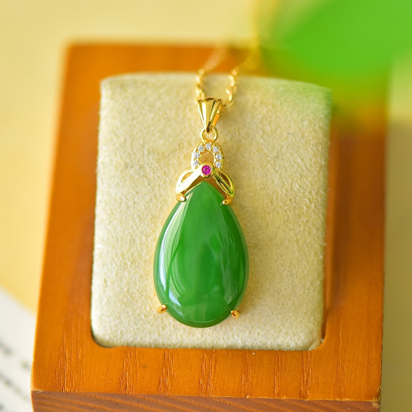 An Exquisite Sterling Silver-Gold Plated Inlaid Jasper Necklace,Inlaid Diamond: An Exquisite Sterling Silver-Gold Plated Inlaid Jasper Necklace,Inlaid Diamond,Size:0.6inx1.5in 纯银镀金镶碧玉项链,嵌钻石