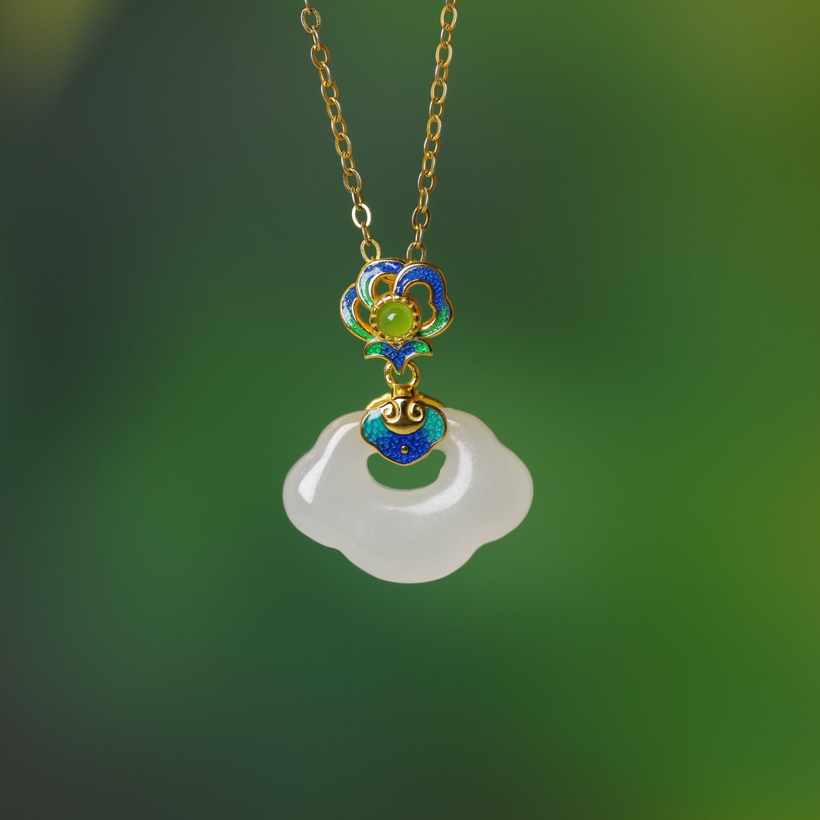 An Exquisite Sterling Silver-Gold Plated Inlaid White Jade Pendant: An Exquisite Sterling Silver-Gold Plated Inlaid White Jade Pendant,Size:0.5inx0.6in 纯银镀金镶白玉吊坠