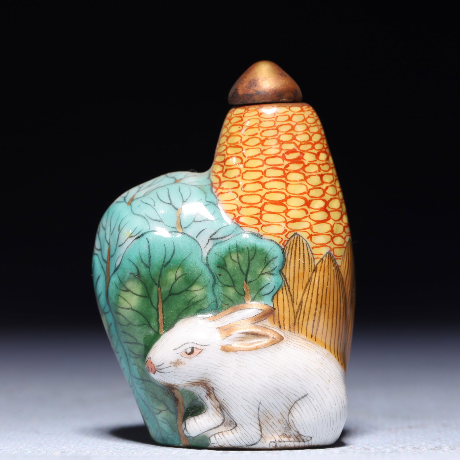 An Exquisite Famille-Rose Rabbit Pattern Snuff Bottle: An Exquisite Famille-Rose Rabbit Pattern Snuff Bottle,Qing Dynasty,China,Qianlong Four-character Mark,Size:1.6inx0.8inx2.4in,Weight:50g