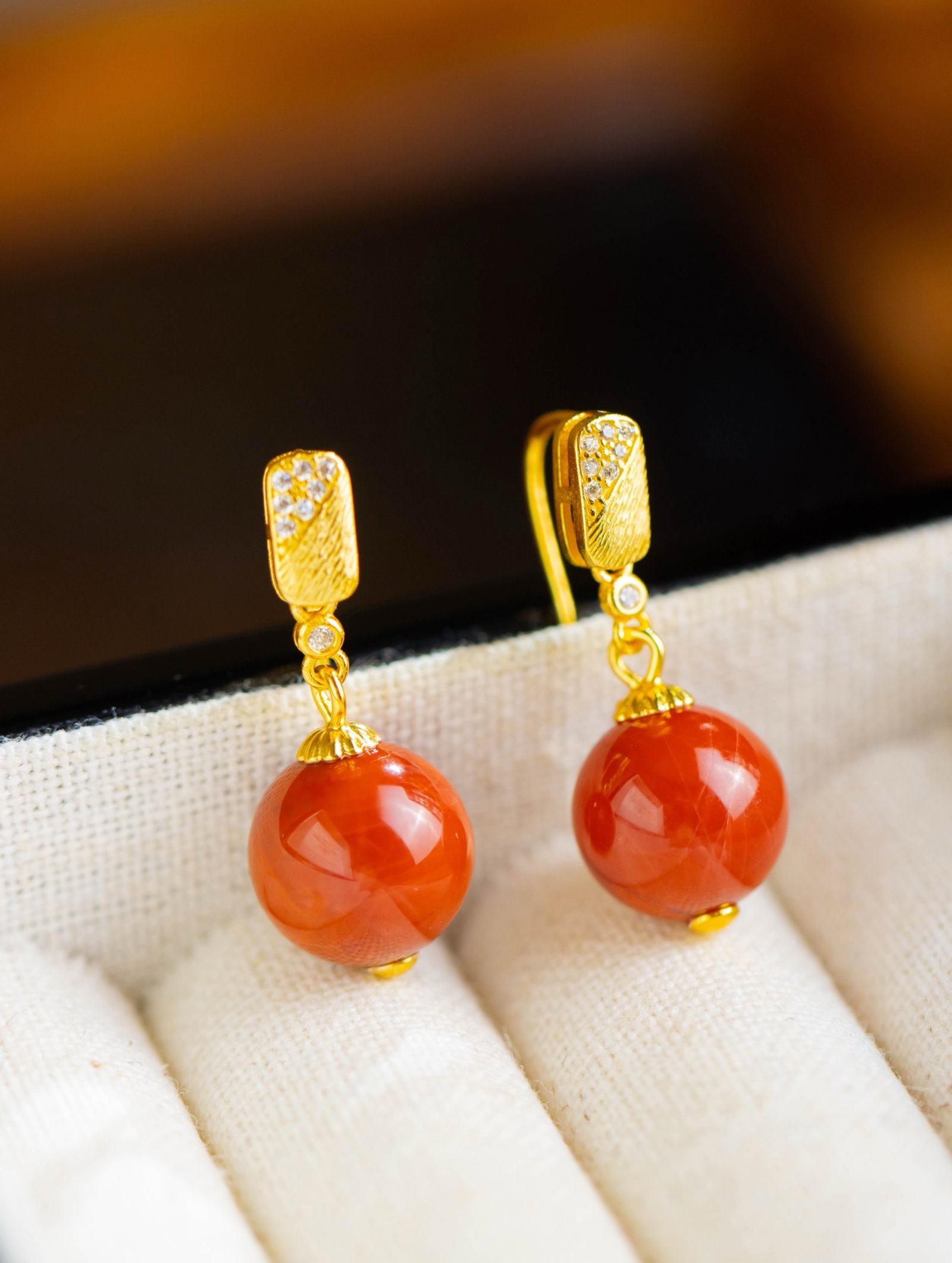 A Pair of Exquisite Sterling Silver-Gold Plated Inlaid Agate Earrings,Inlaid Diamond: A Pair of Exquisite Sterling Silver-Gold Plated Inlaid Agate Earrings,Inlaid Diamond 一对纯银镀金镶玛瑙耳环,嵌钻石