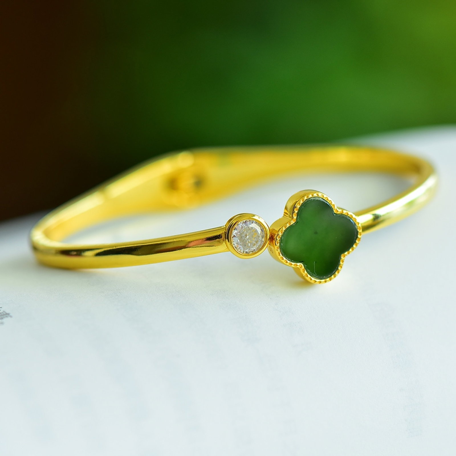 An Exquisite Sterling Silver-Gold Plated Inlaid Jasper Bracelet,Inlaid Diamond: An Exquisite Sterling Silver-Gold Plated Inlaid Jasper Bracelet,Inlaid Diamond,Size:0.5inx0.5in 纯银镀金镶碧玉手镯,嵌钻石