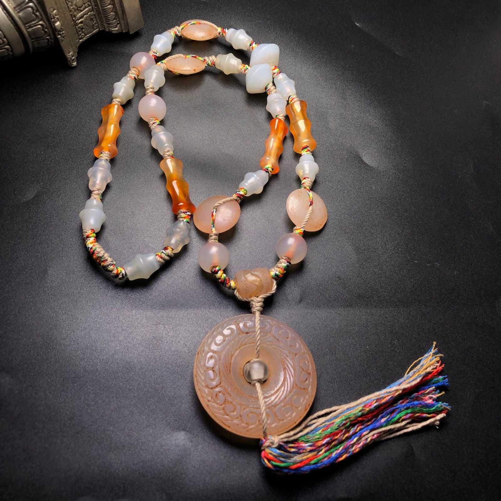 A Precious Agate Necklace: A Precious Agate Necklace,Size:1.9inx0.4in 玛瑙项链