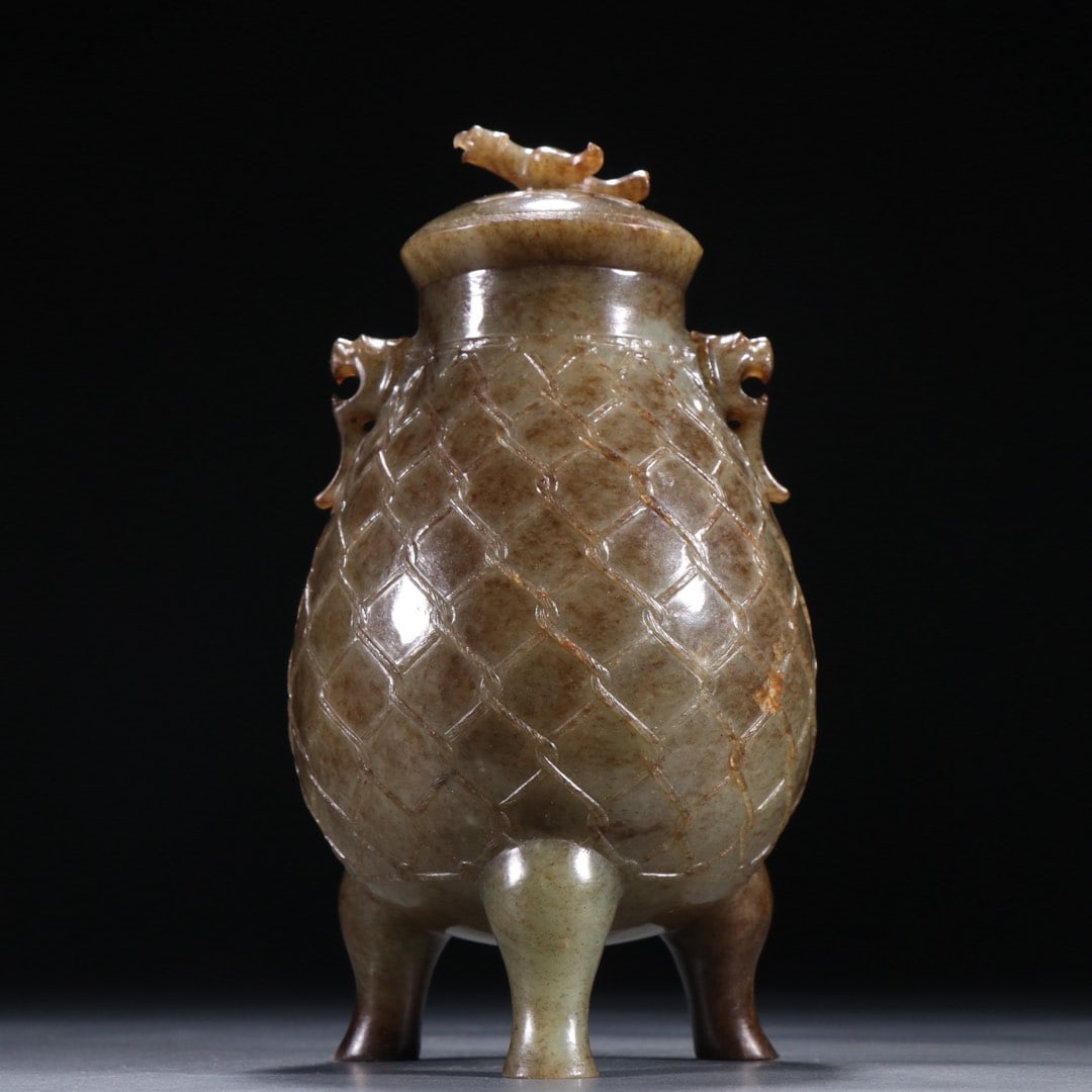 An Exquisite Gaogu Jade Beast-Ears Tripod Cover Jar: An Exquisite Gaogu Jade Beast-Ears Tripod Cover Jar,Qing Dynasty, China,Size:3.7inx6.9in,Weight:542.6g 高古玉兽耳三足盖罐,中国清