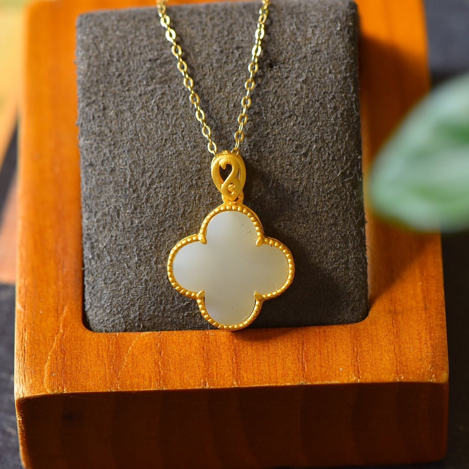 An Exquisite Sterling Silver-Gold Plated Inlaid White Jade Necklace: An Exquisite Sterling Silver-Gold Plated Inlaid White Jade Necklace,Size:0.6inx0.9in 纯银镀金镶白玉项链