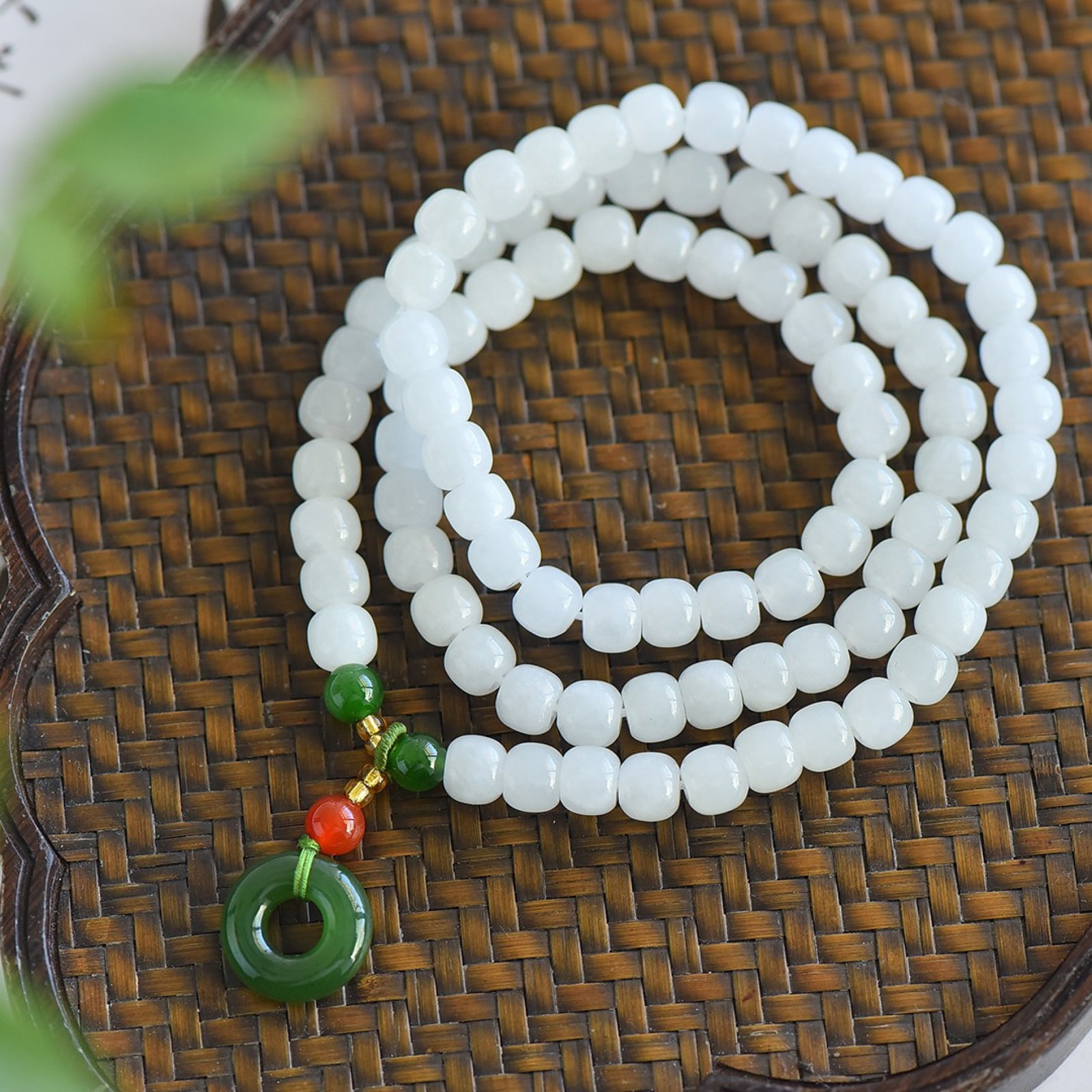 An Exquisite White Jade Bracelets: An Exquisite White Jade Bracelets,Size:0.2inx0.2in 白玉手链