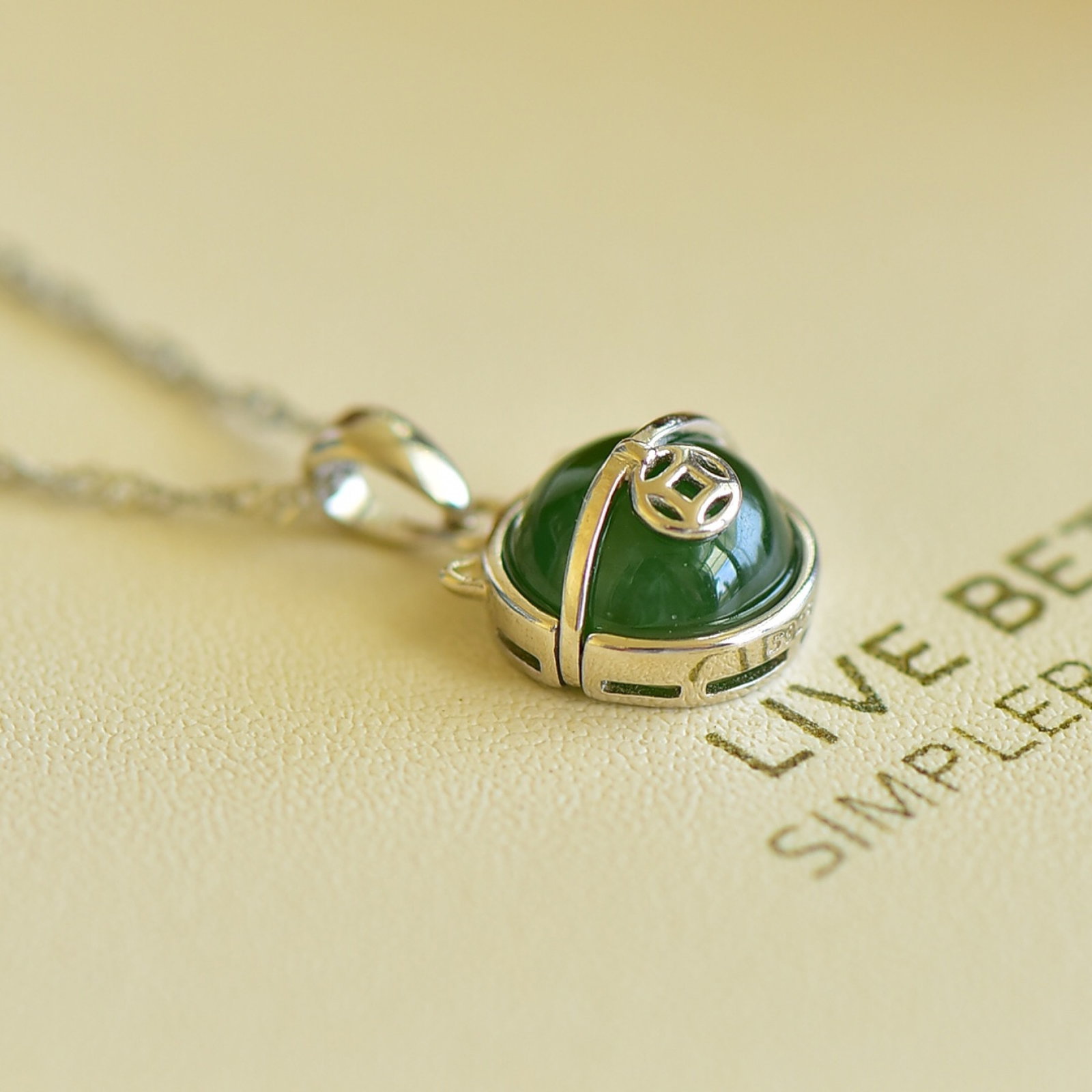 An Exquisite Sterling Silver Inlaid Jasper Necklace: An Exquisite Sterling Silver Inlaid Jasper Necklace,Size:0.4inx0.4in 纯银镶碧玉项链