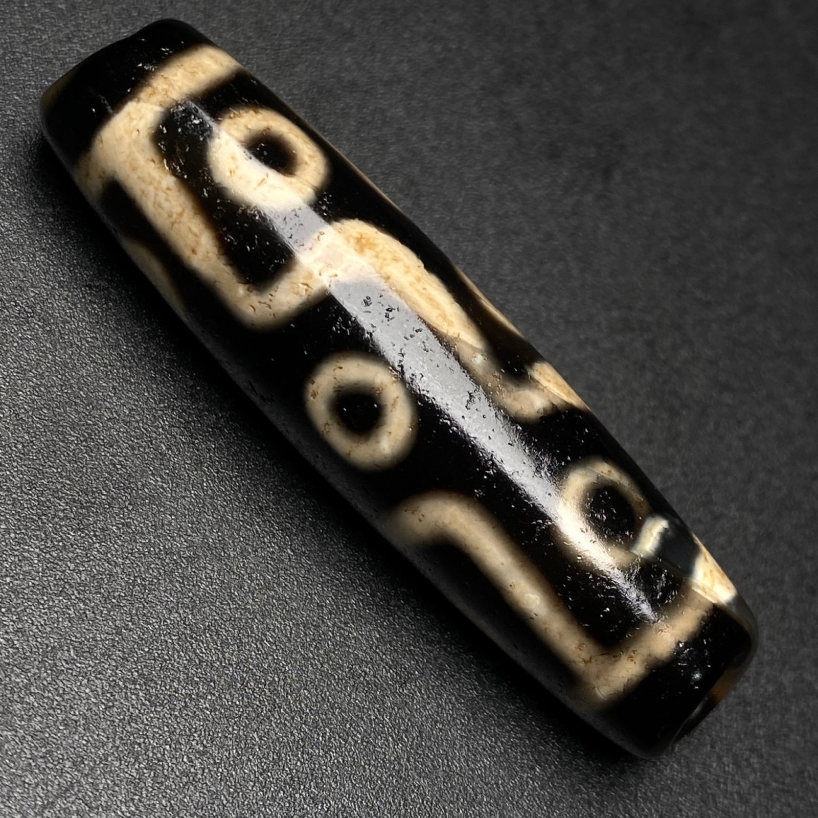 An Exquisite Dzi Bead Pendant: An Exquisite Dzi Bead Pendant,Size:2inx0.5in,Weight:15g 天珠挂件