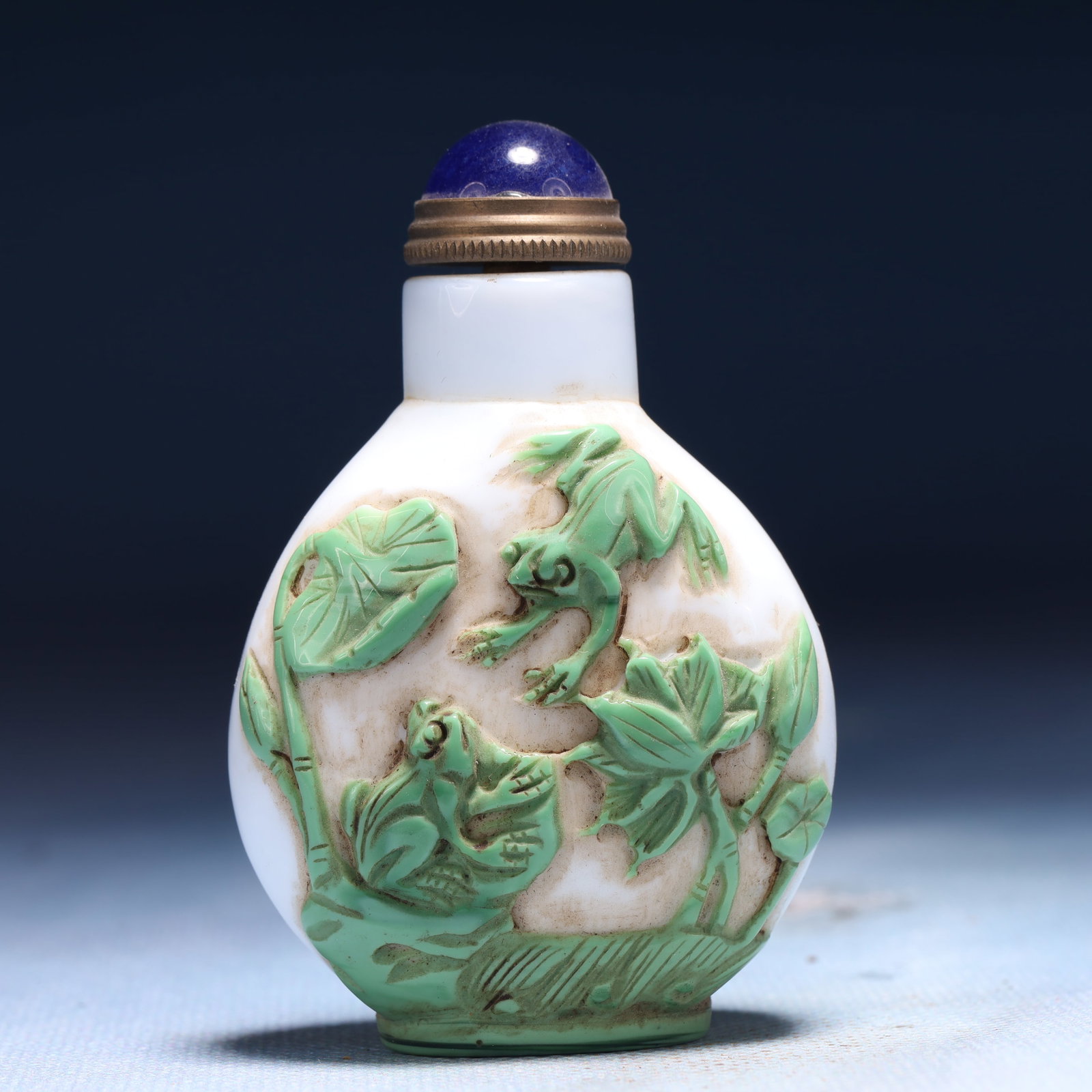 An Exquisite Glass Frog ?? Snuff Bottle: An Exquisite Glass Frog 纹 Snuff Bottle,Qing Dynasty,China,Size:2inx1inx3in,Weight:79g 琉璃青蛙纹鼻烟壶,中国清代