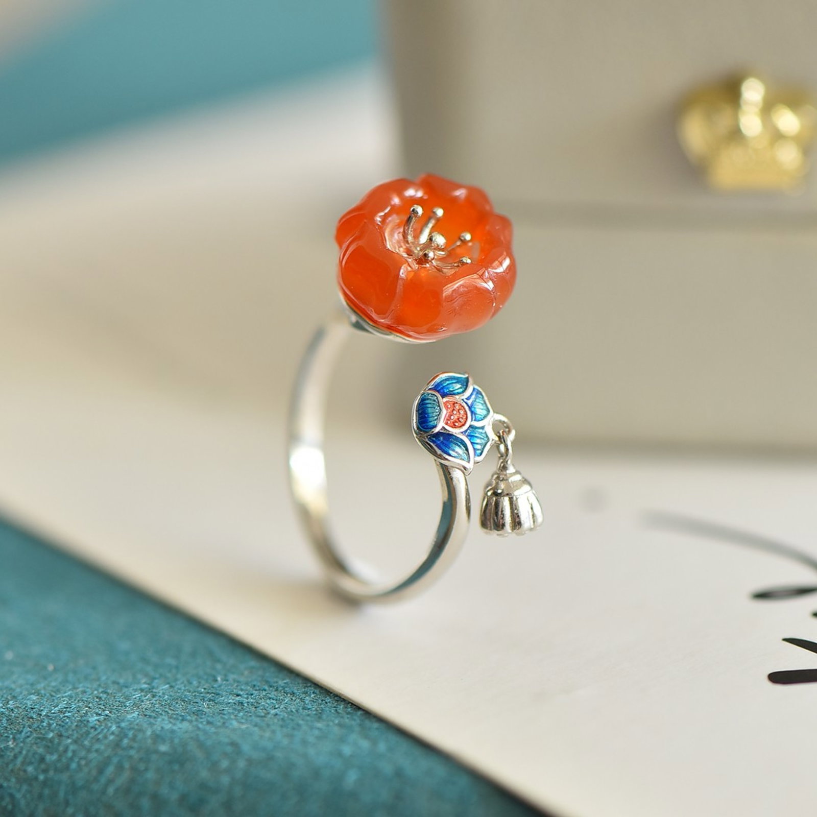 An Exquisite Sterling Silver Inlaid Agate Enamel Ring: An Exquisite Sterling Silver Inlaid Agate Enamel Ring, 纯银镶玛瑙珐琅戒指