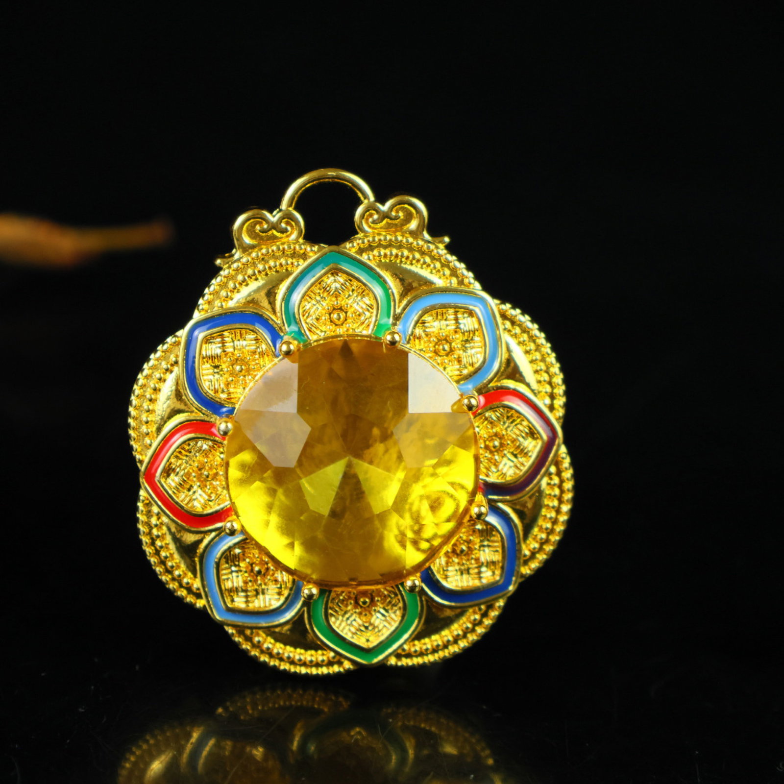An Exquisite Pendant: An Exquisite Pendant,Size:0.8in 一个精美的吊坠