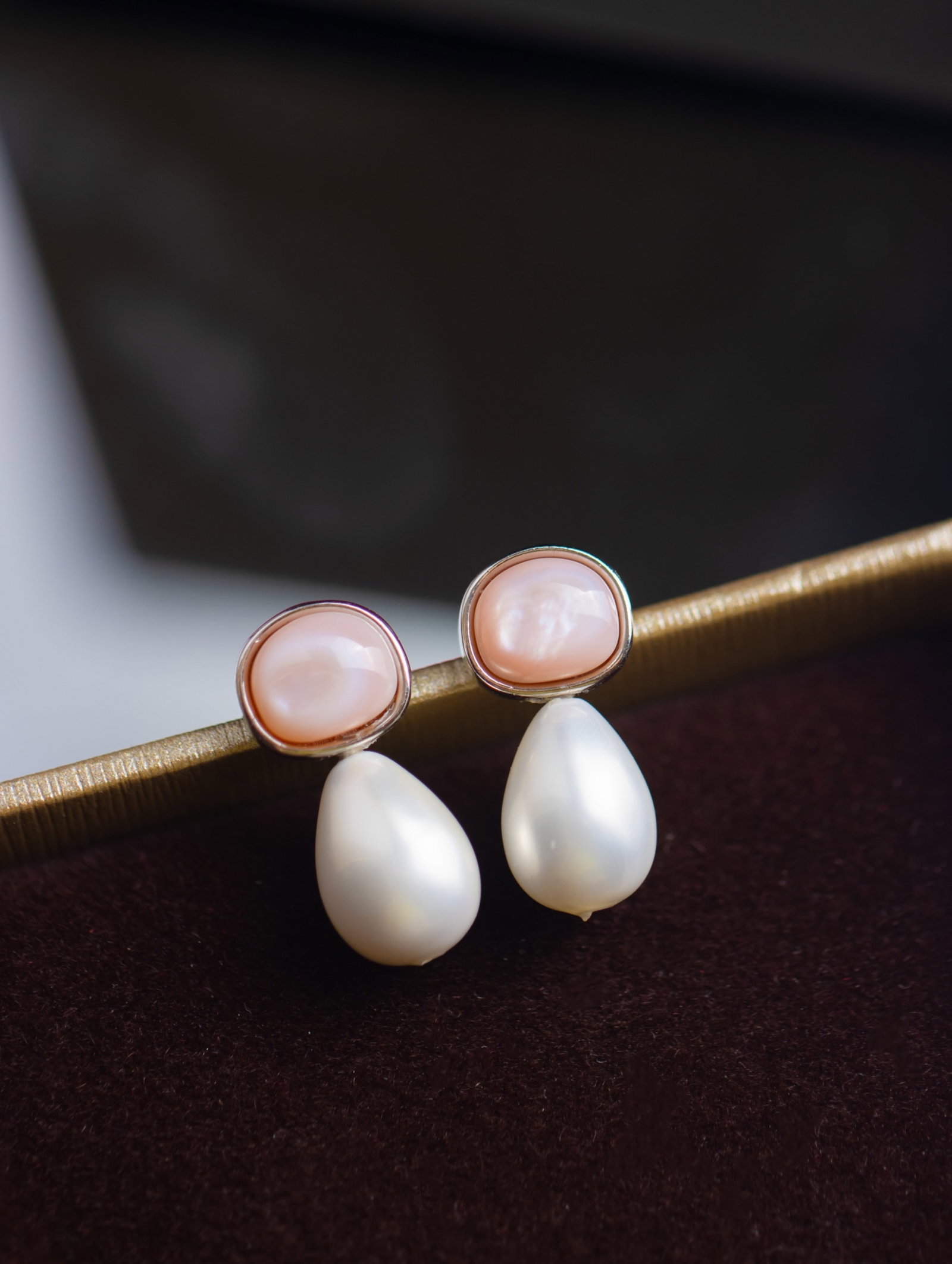 A Pair of Exquisite Sterling Silver Inlaid Pearls Earrings, Inlaid Shell: A Pair of Exquisite Sterling Silver Inlaid Pearls Earrings, Inlaid Shell 一对纯银镶珍珠耳环,嵌贝壳