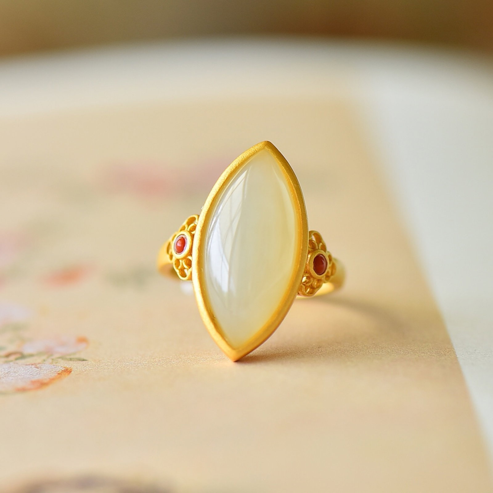 An Exquisite Sterling Silver-Gold Plated Inlaid White Jade Ring: An Exquisite Sterling Silver-Gold Plated Inlaid White Jade Ring,Size:0.4inx0.9in 纯银镀金镶白玉戒指