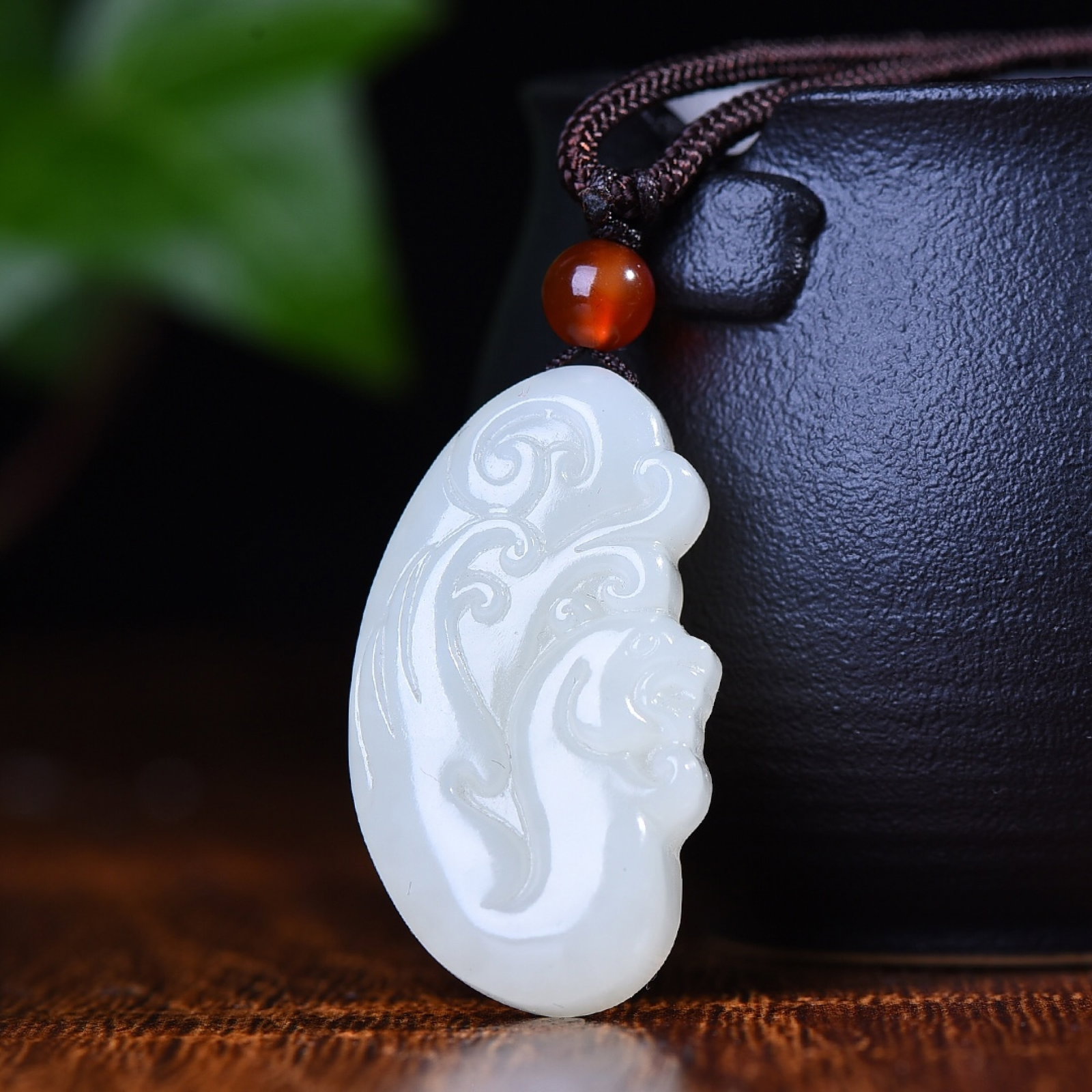 An Exquisite White Jade Dragon Pendant: An Exquisite White Jade Dragon Pendant,Size:1.4inx0.8in (寓意)玉质圆润,其做工精美,吉祥