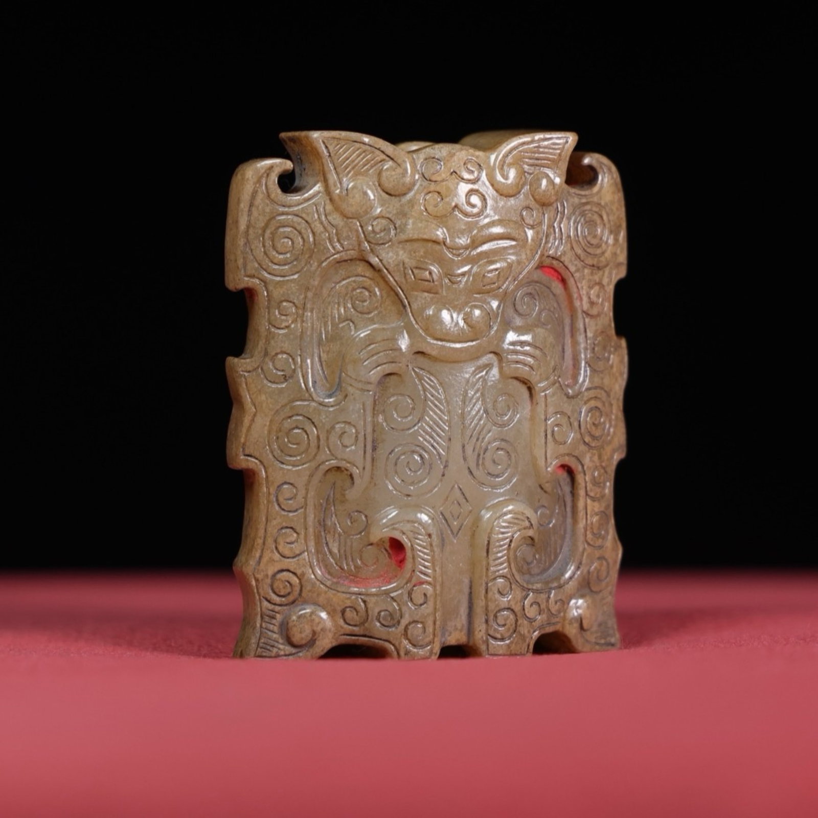 An Exquisite Archaic Jade Beast-Face Pattern Pendant: An Exquisite Archaic Jade Beast-Face Pattern Pendant,Ancient Time,China,Size:2inx1.5inx0.6in,Weight:55g