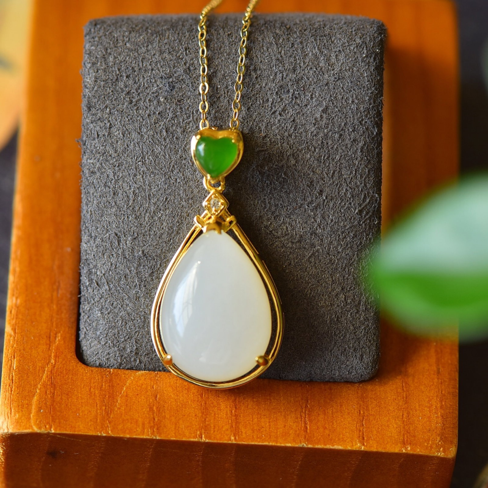 An Exquisite Sterling Silver-Gold Plated Inlaid White Jade Necklace,Inlaid Jasper: An Exquisite Sterling Silver-Gold Plated Inlaid White Jade Necklace,Inlaid Jasper,Size:0.6inx1.2in 纯银镀金镶白玉项链,嵌碧玉
