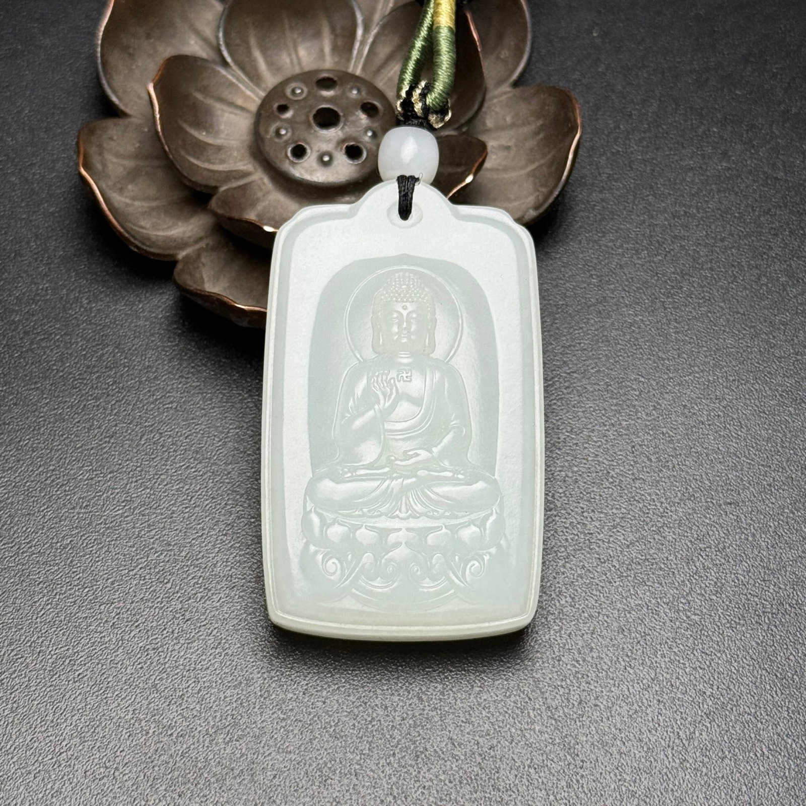 An Exquisite White Jade Statue of Sakyamuni Pendant: An Exquisite White Jade Statue of Sakyamuni Pendant,Qing Dynasty,China,Size:1.3inx2inx0.4in,Weight:40g 白玉如来像牌,中国清代
