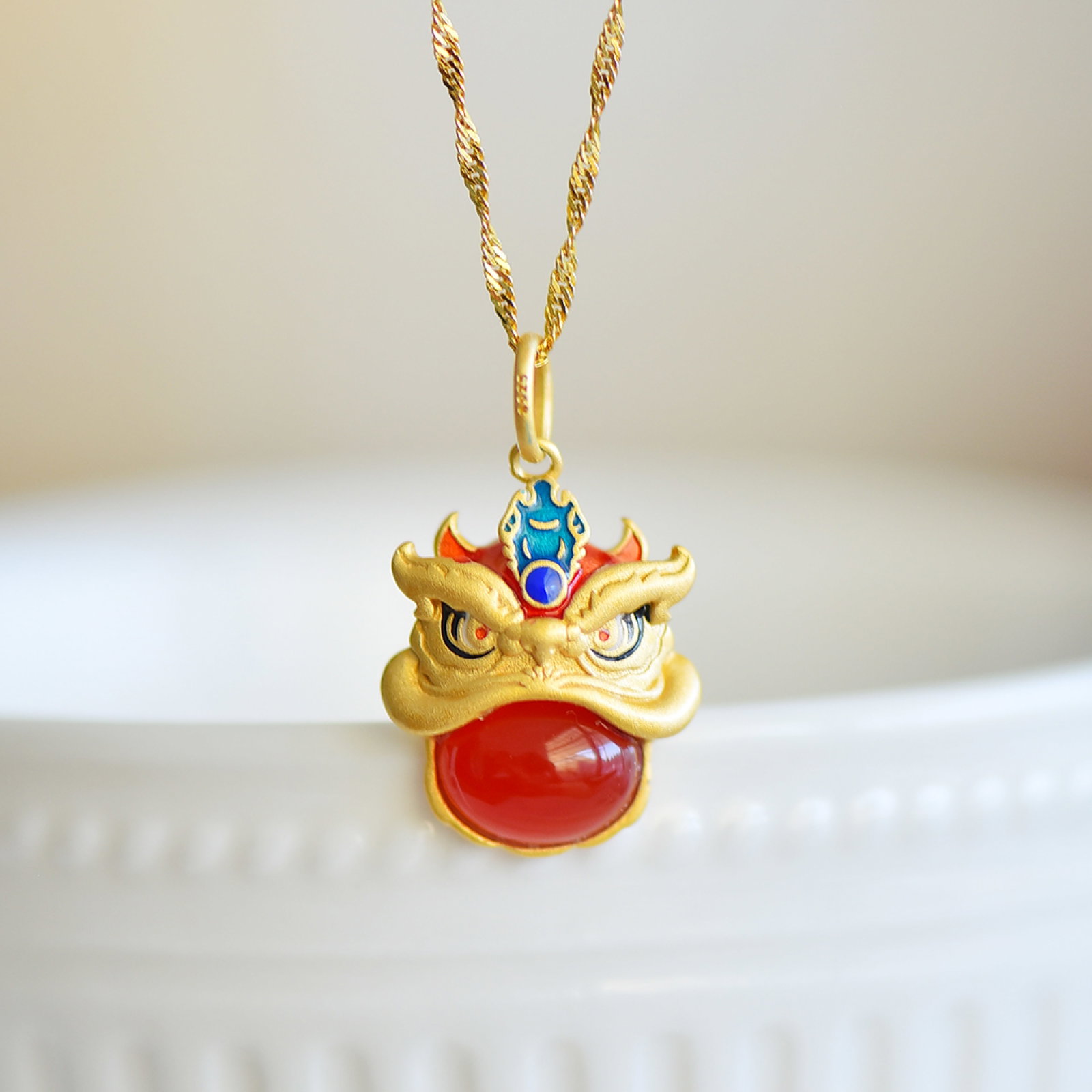 An Exquisite Sterling Silver-Gold Plated Inlaid Agate Pendant: An Exquisite Sterling Silver-Gold Plated Inlaid Agate Pendant,Size:0.3inx0.4in 纯银镀金镶玛瑙吊坠