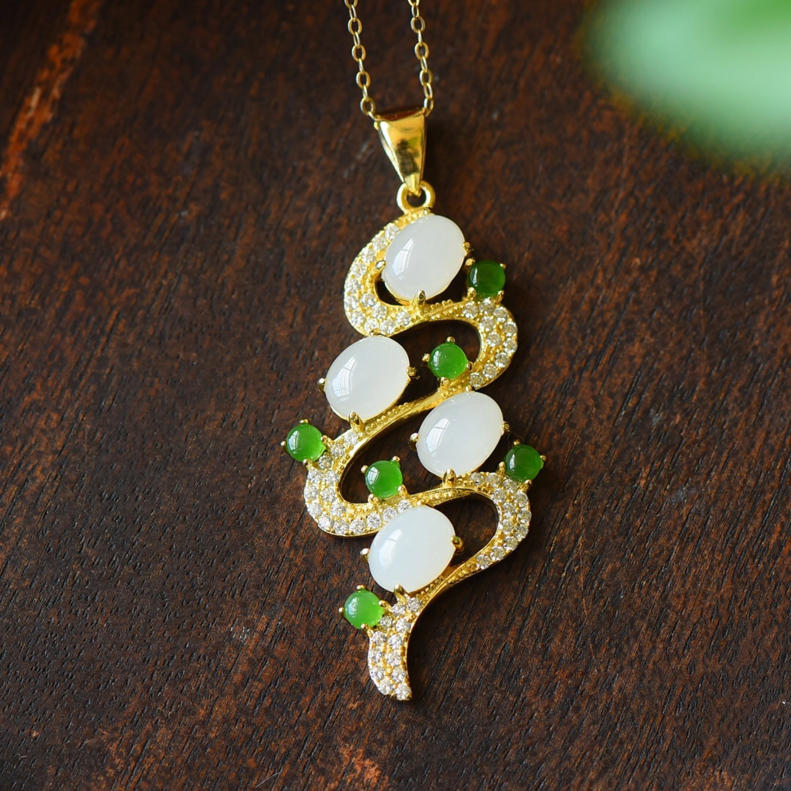 An Exquisite Sterling Silver-Gold Plated Inlaid White Jade Necklace,Inlaid Diamond: An Exquisite Sterling Silver-Gold Plated Inlaid White Jade Necklace,Inlaid Diamond,Size:0.9inx2in 纯银镀金镶白玉项链,嵌钻石