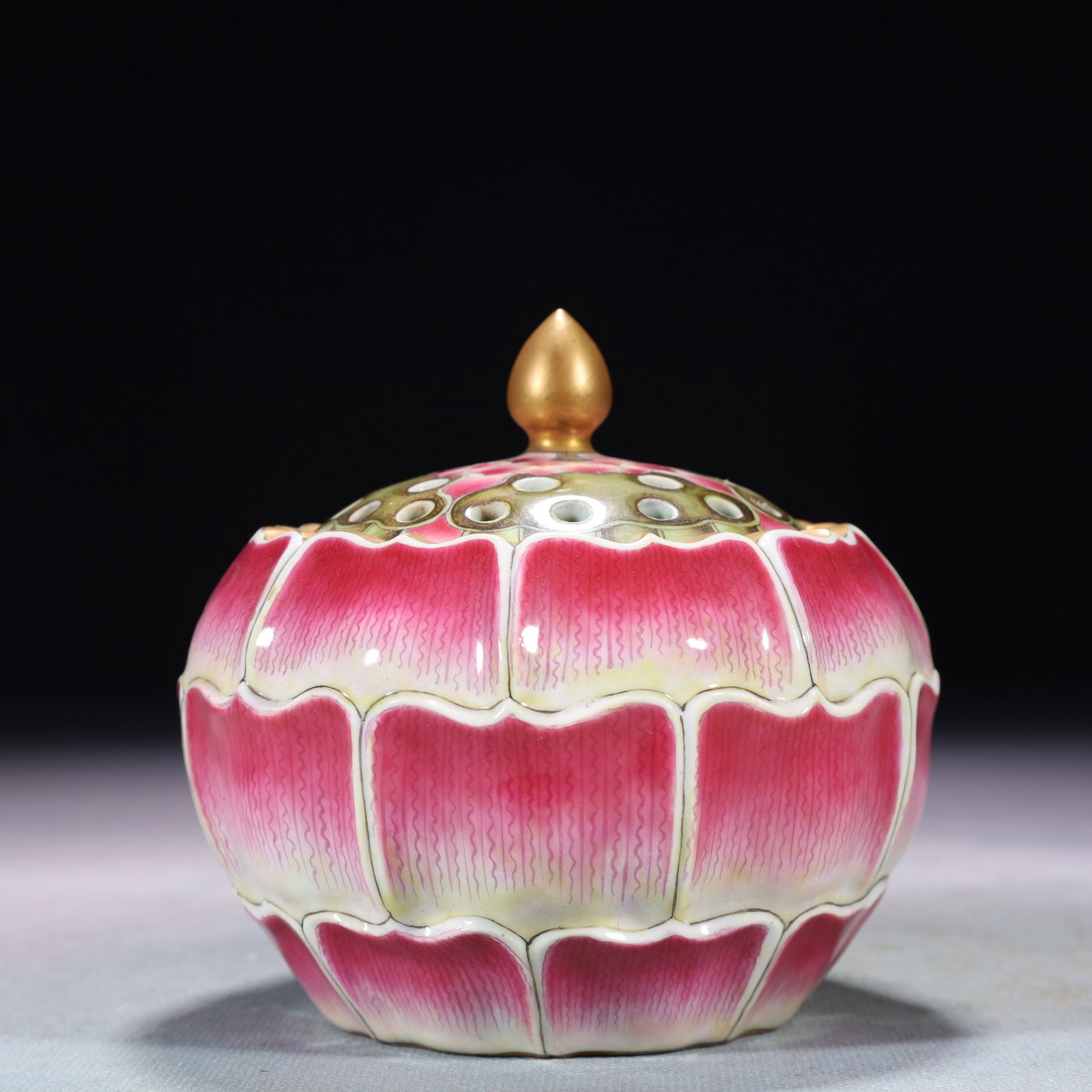 An Exquisite Famille-Rose Flower Pattern Censer: An Exquisite Famille-Rose Flower Pattern Censer,Qing Dynasty,China,Qianlong Four-character Mark,Size:3.9inx4.1in,Weight:500g 粉彩花卉纹香炉,中国&#