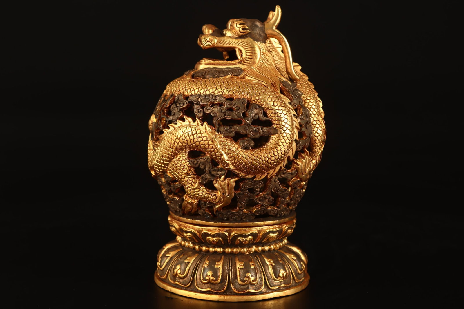An Exquisite Gilt Auspicious Cloud and Dragon Pattern Censer: An Exquisite Gilt Auspicious Cloud and Dragon Pattern Censer,Ming Dynasty,China,Xuande Six-character Mark,Size:7.3inx4.5in,Weight:1123g 鎏金祥云龙纹香炉