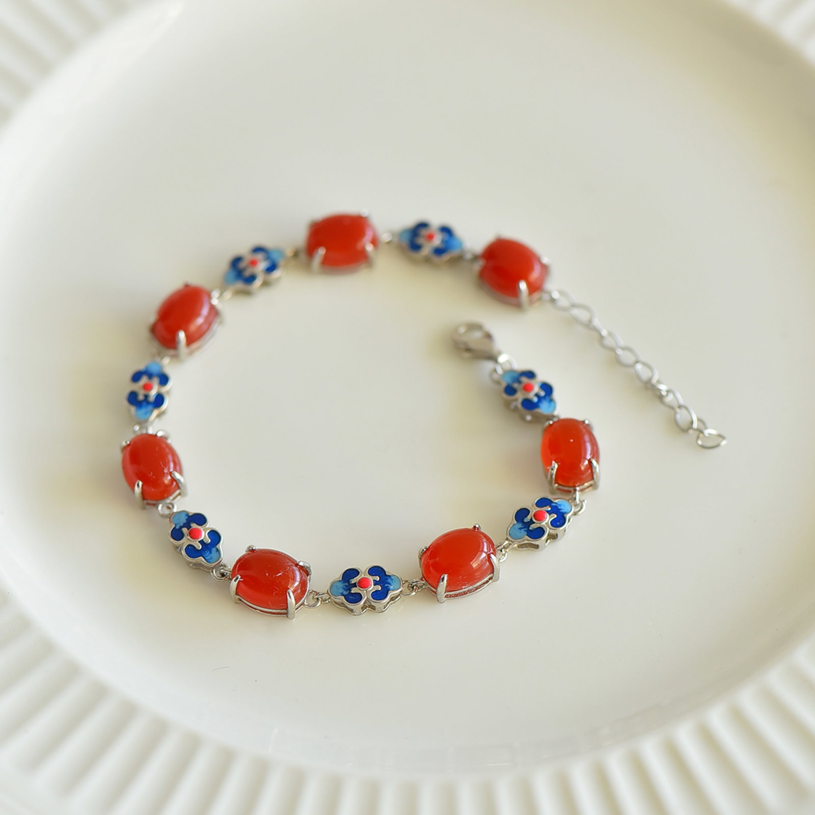 An Exquisite Sterling Silver Inlaid Agate Enamel Bracelets: An Exquisite Sterling Silver Inlaid Agate Enamel Bracelets,Size:0.3inx0.4in 纯银镶玛瑙珐琅手链