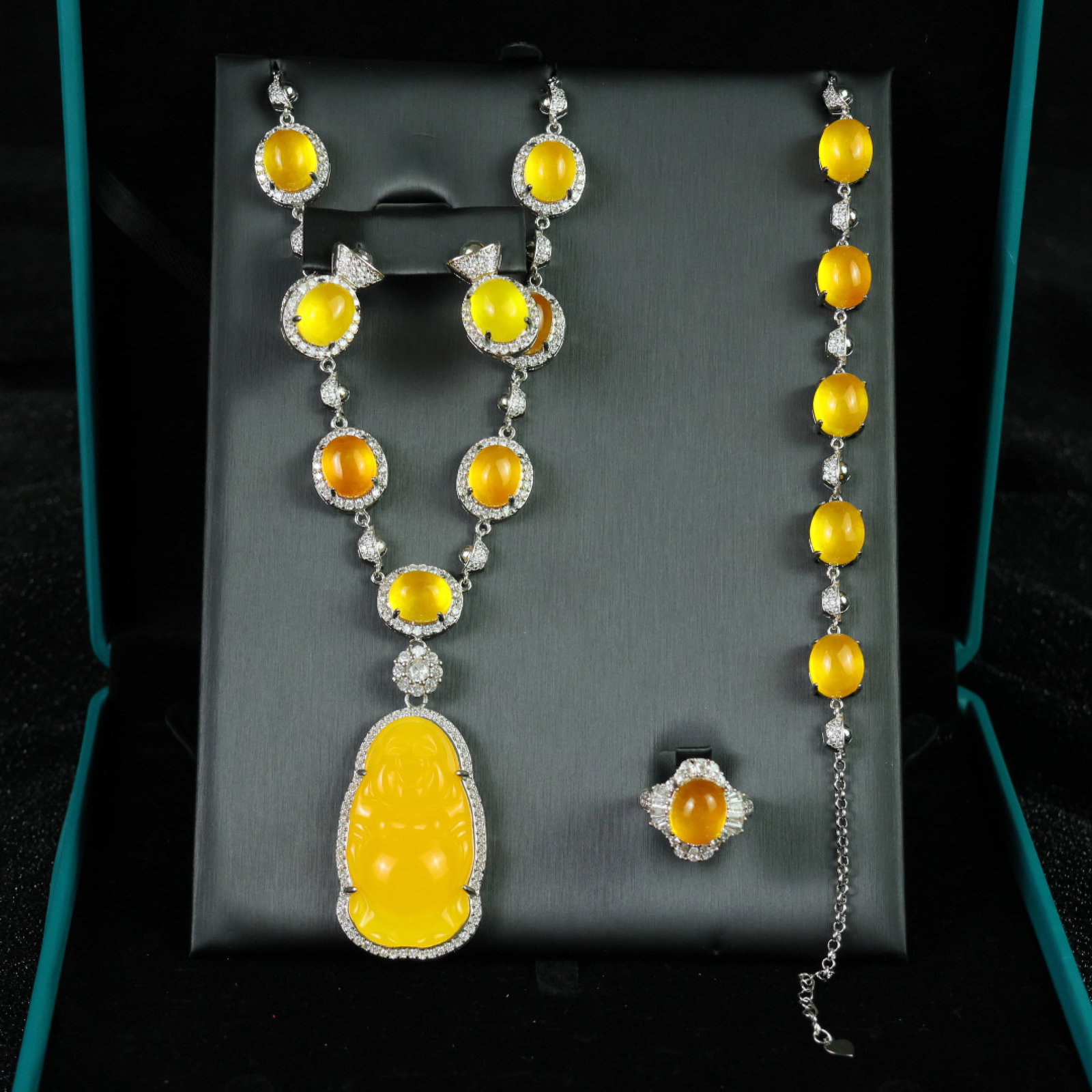 A Set of Fine Jewelry: A Set of Fine Jewelry 一套精美的首饰