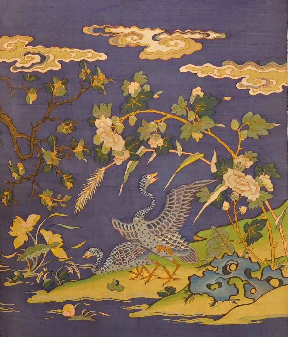 Flower and bird pattern tapestry: Kesi with flower and bird patterns in the Qing Dynasty. Every flower is embroidered lifelike, including the texture and color of the petals. Bird feathers and wings are rendered with rich lines and de