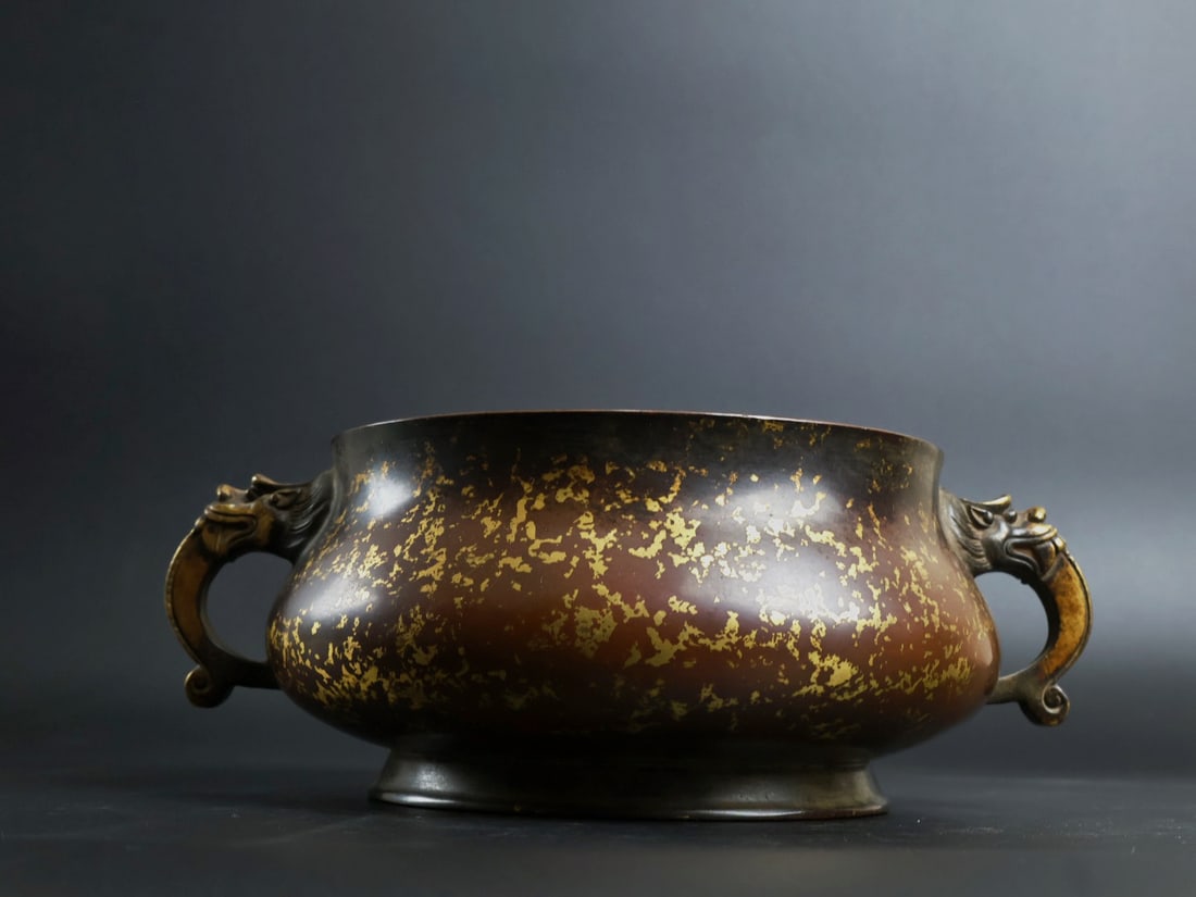 An Exquisite Gilt Bronze Dragon-Ears Censer: An Exquisite Gilt Bronze Dragon-Ears Censer,Qing Dynasty, China, With Mark,Size:3.7inx6.4in,Weight:3765g 铜鎏金龙耳香炉,中国清代,ñ