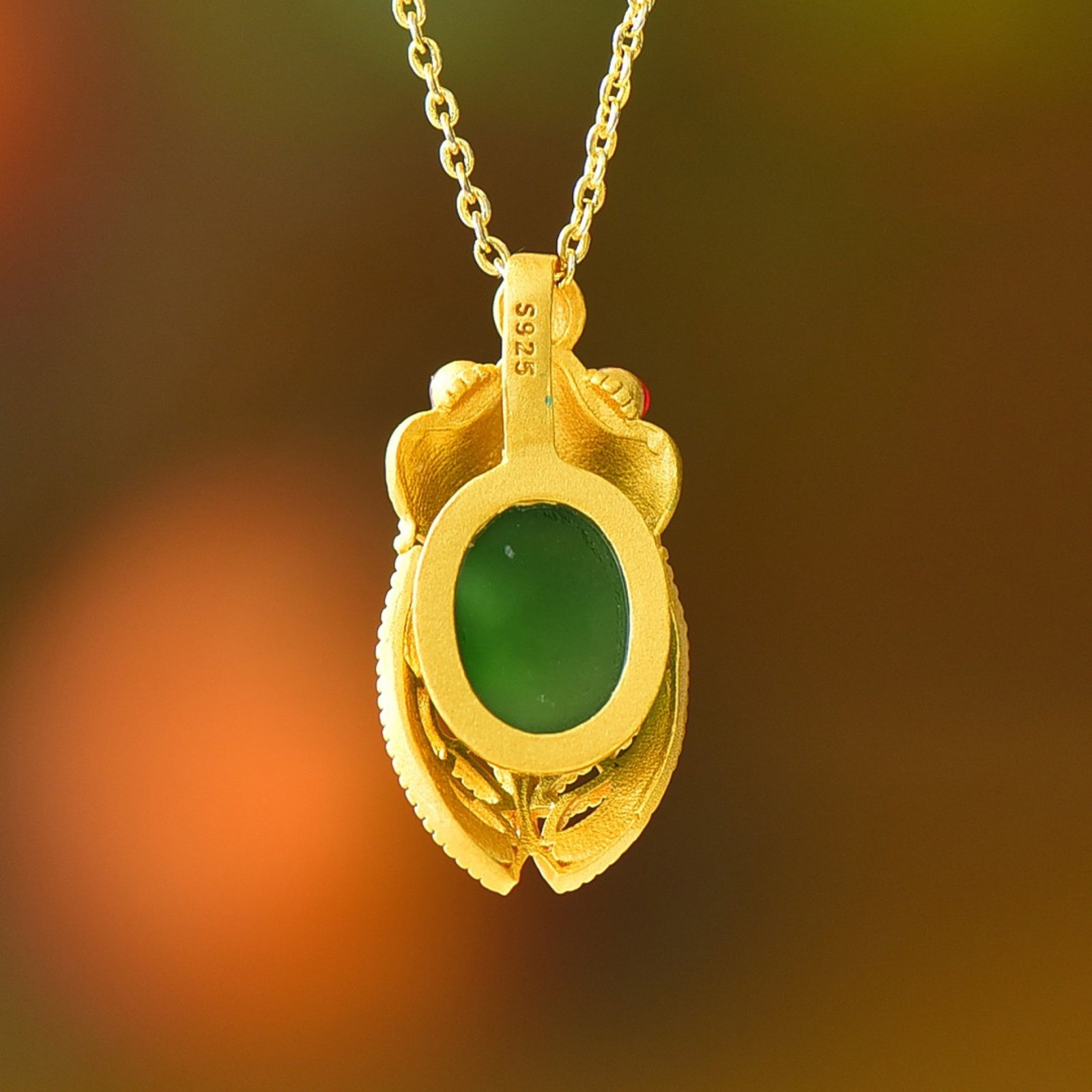 An Exquisite Sterling Silver-Gold Plated Inlaid Jasper Pendant: An Exquisite Sterling Silver-Gold Plated Inlaid Jasper Pendant 纯银镀金镶碧玉吊坠