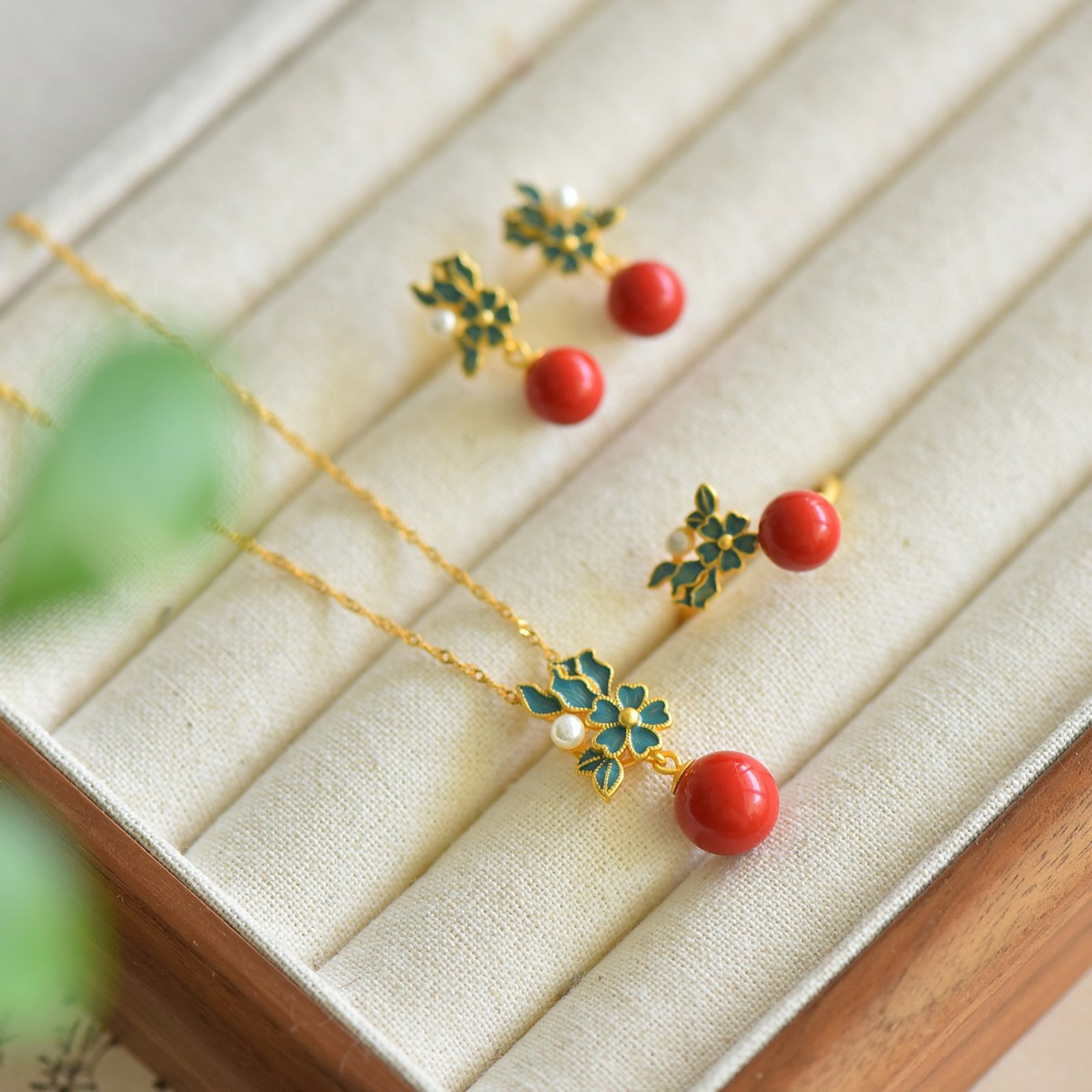 A Set of Fine Sterling Silver-Gold Plated Inlaid Cinnabar Jewelrys,Inlaid Pearls: A Set of Fine Sterling Silver-Gold Plated Inlaid Cinnabar Jewelrys,Inlaid Pearls,Size:(Pendant)0.4inx0.4in,(Earrings)0.3inx0.3in,(Ring)0.3inx0.3in 寓意:福寿安康 